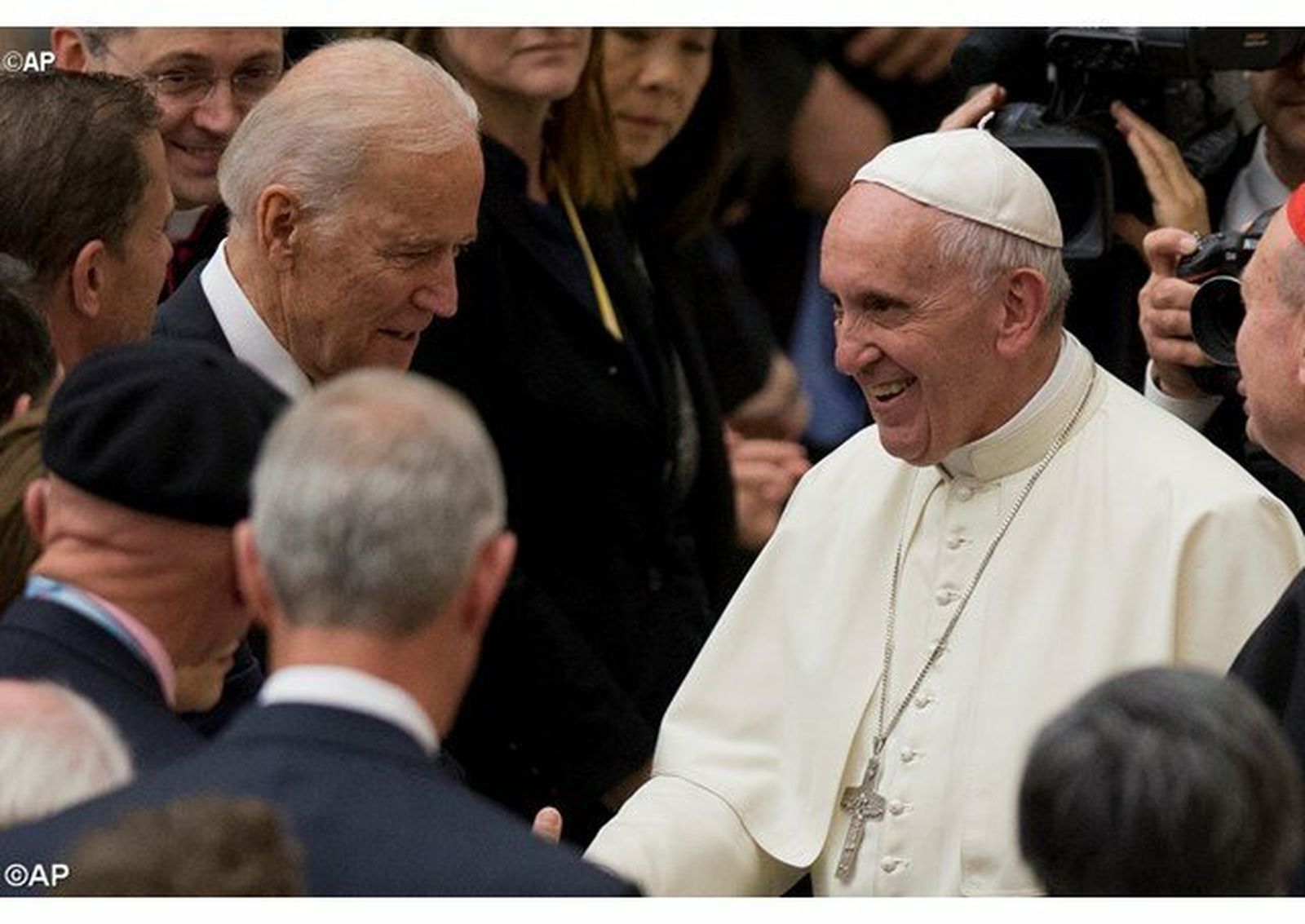 Joe Biden saluda al Papa