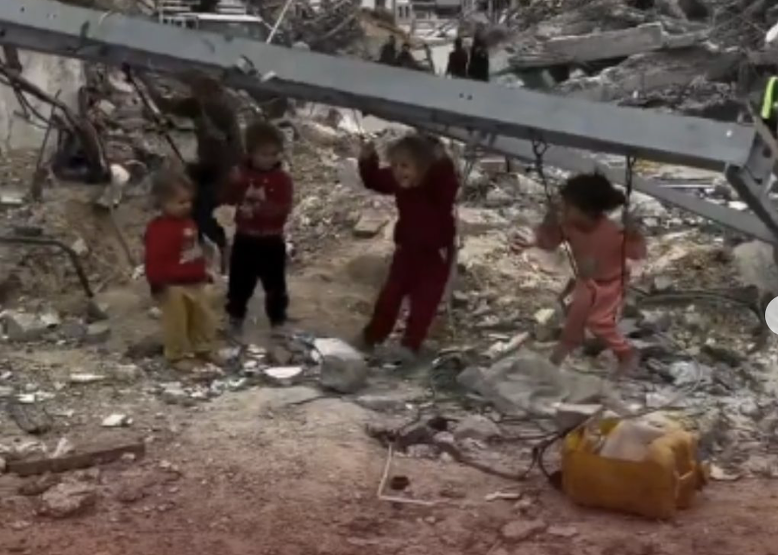 Niños jugando en Gaza bajo los escombros