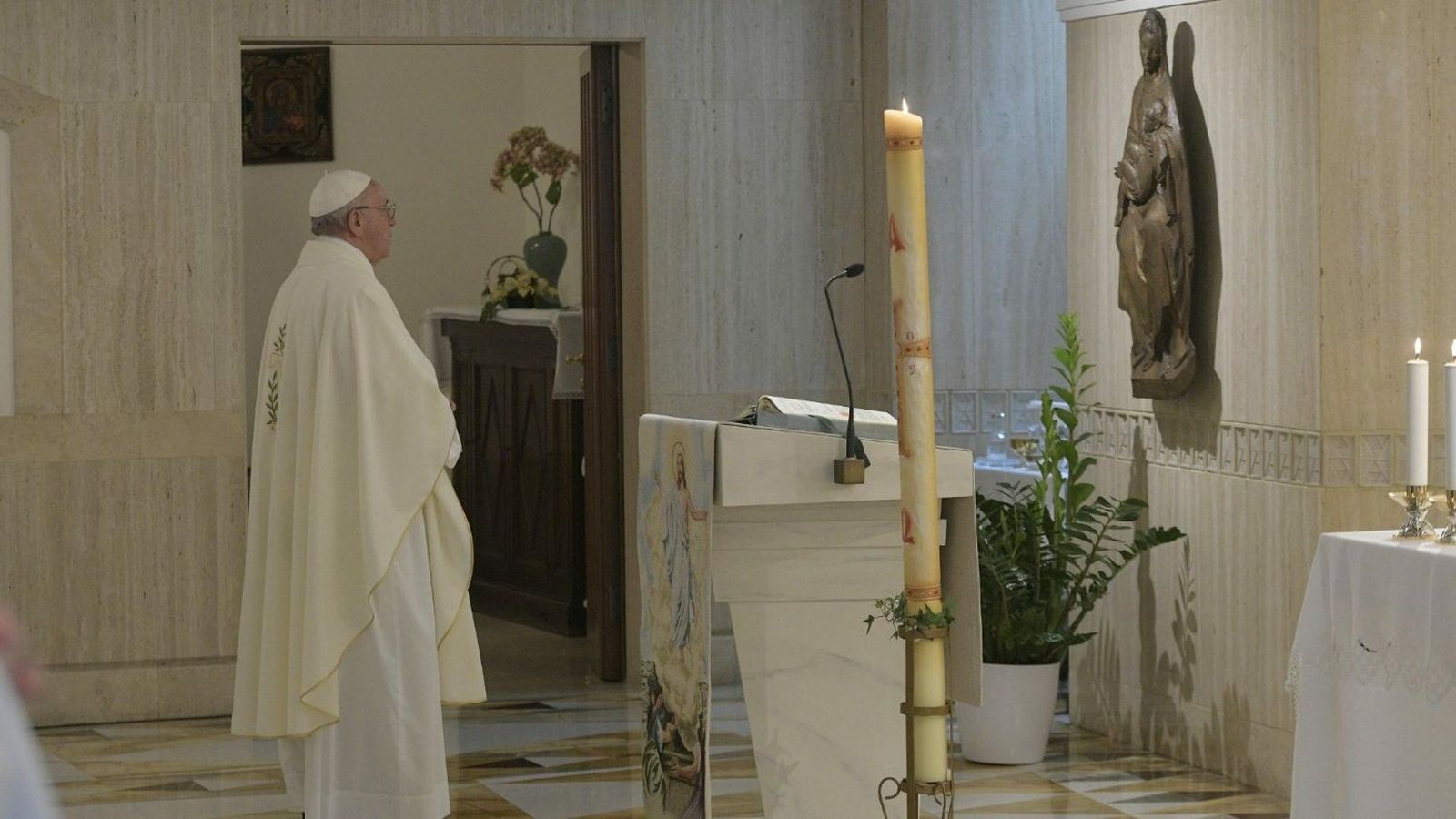 El Papa ora fente a la Virgen en Santa Marta