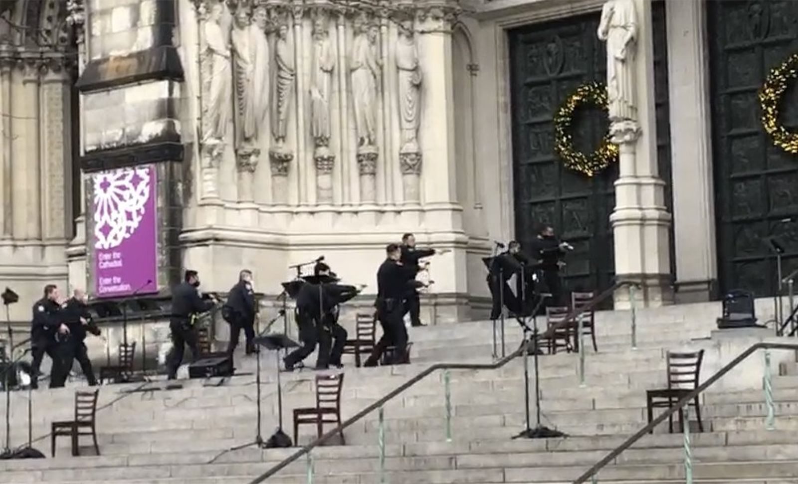 La Policía, entrando en la catedral