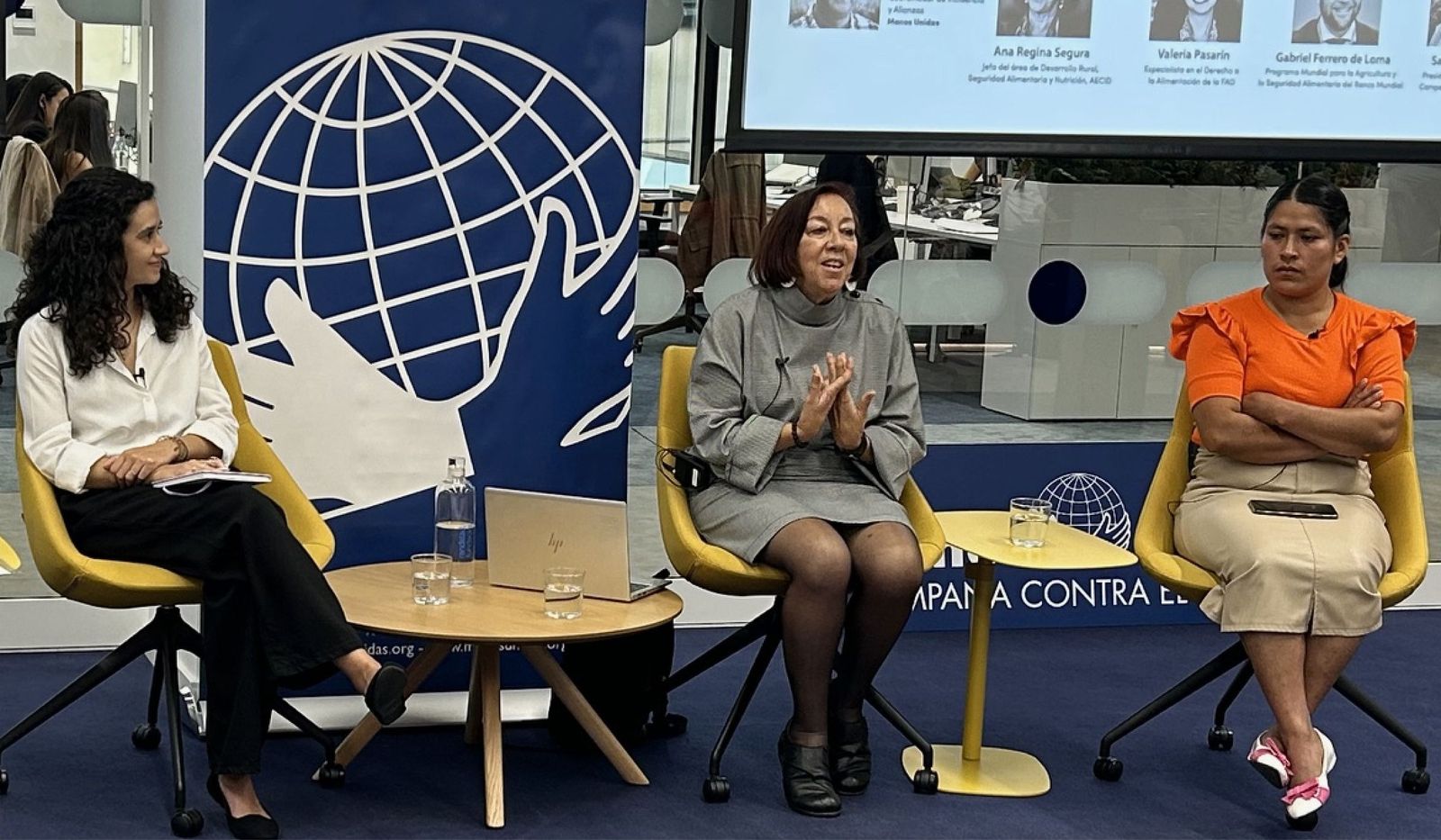 Ana Regina Segura (centro) en la mesa de expertos organizada por Manos Unidas