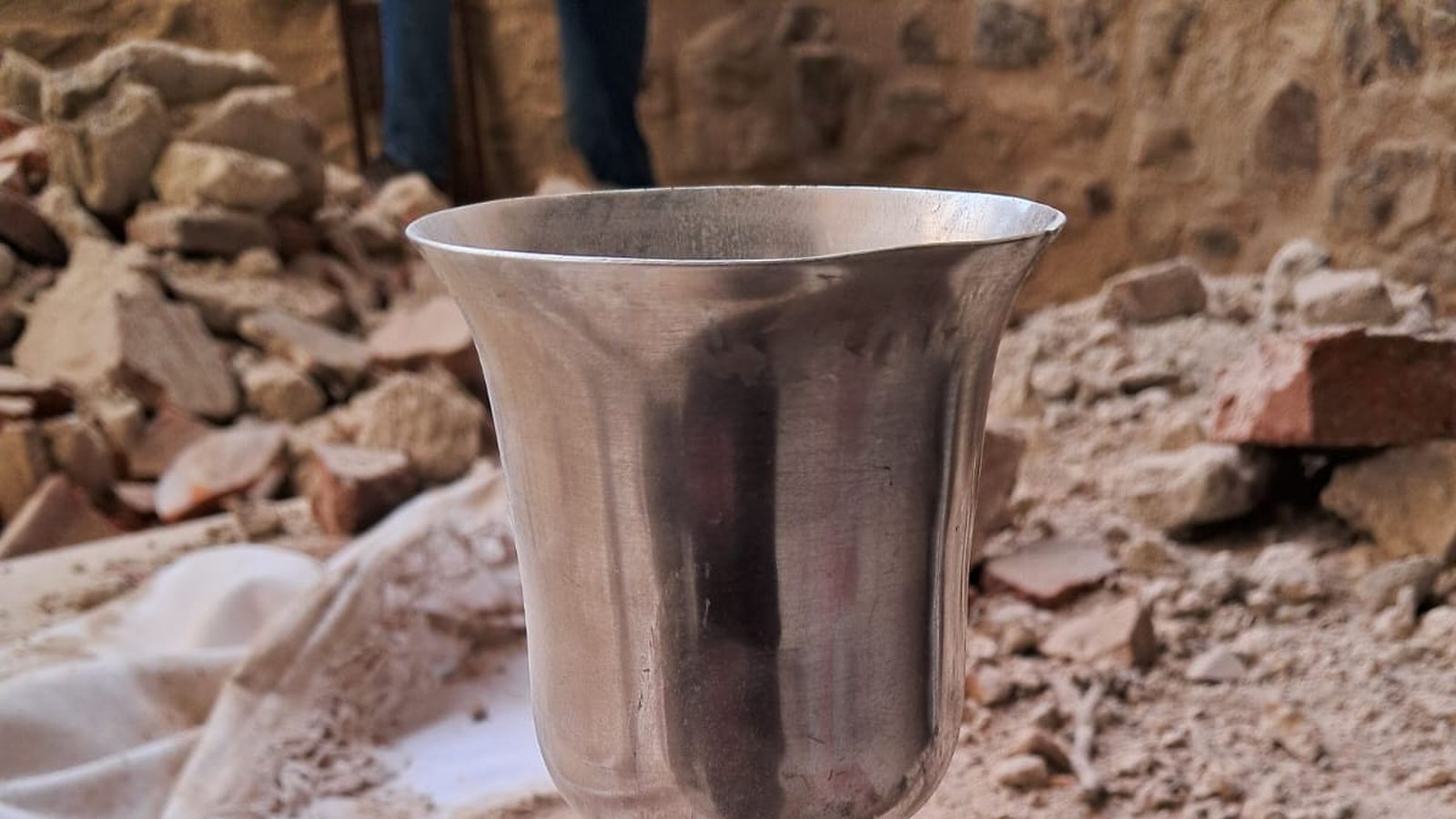 Cáiz rescatado entre los escombros