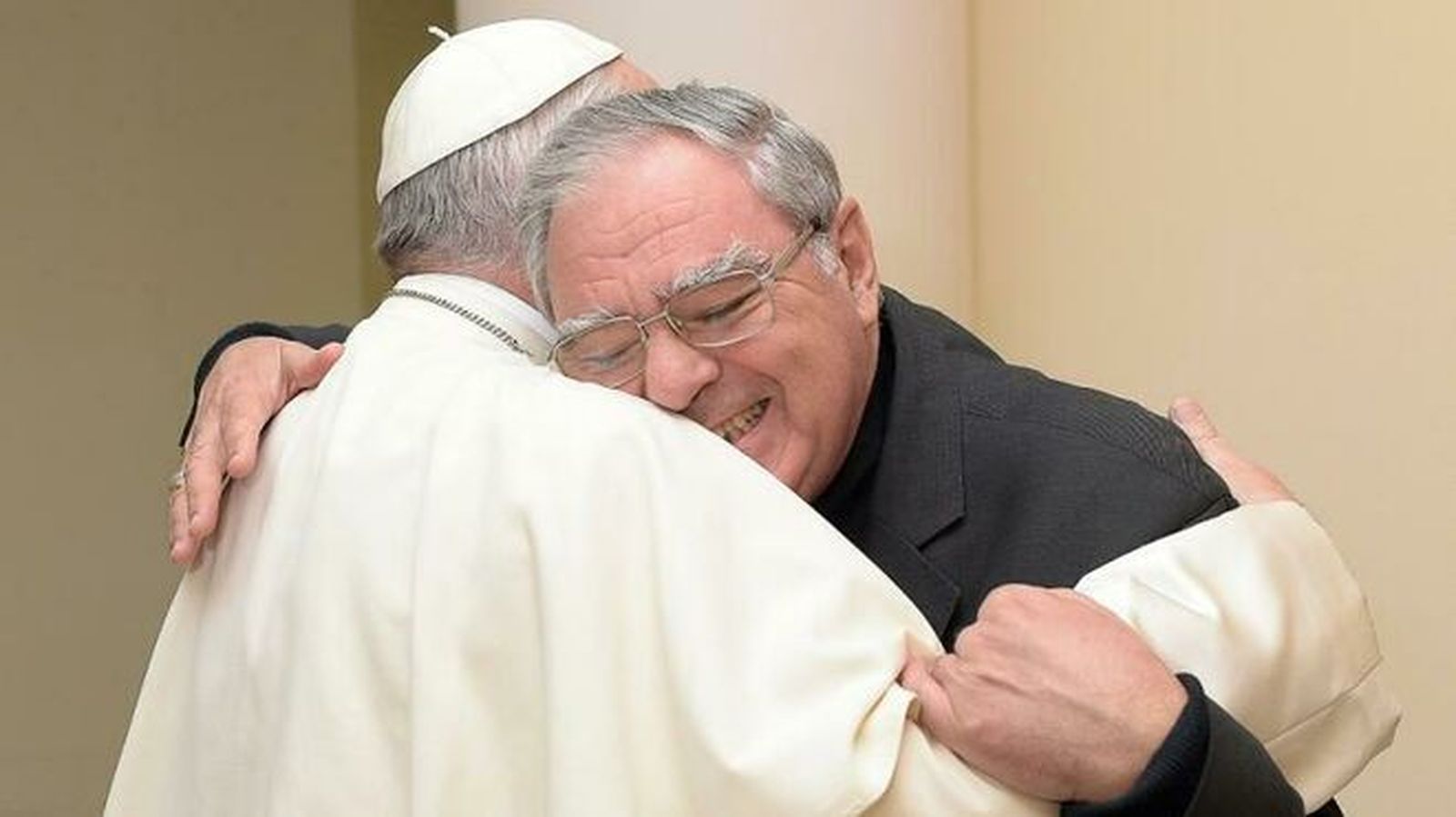 Mons. Ojea abraza al papa Francisco