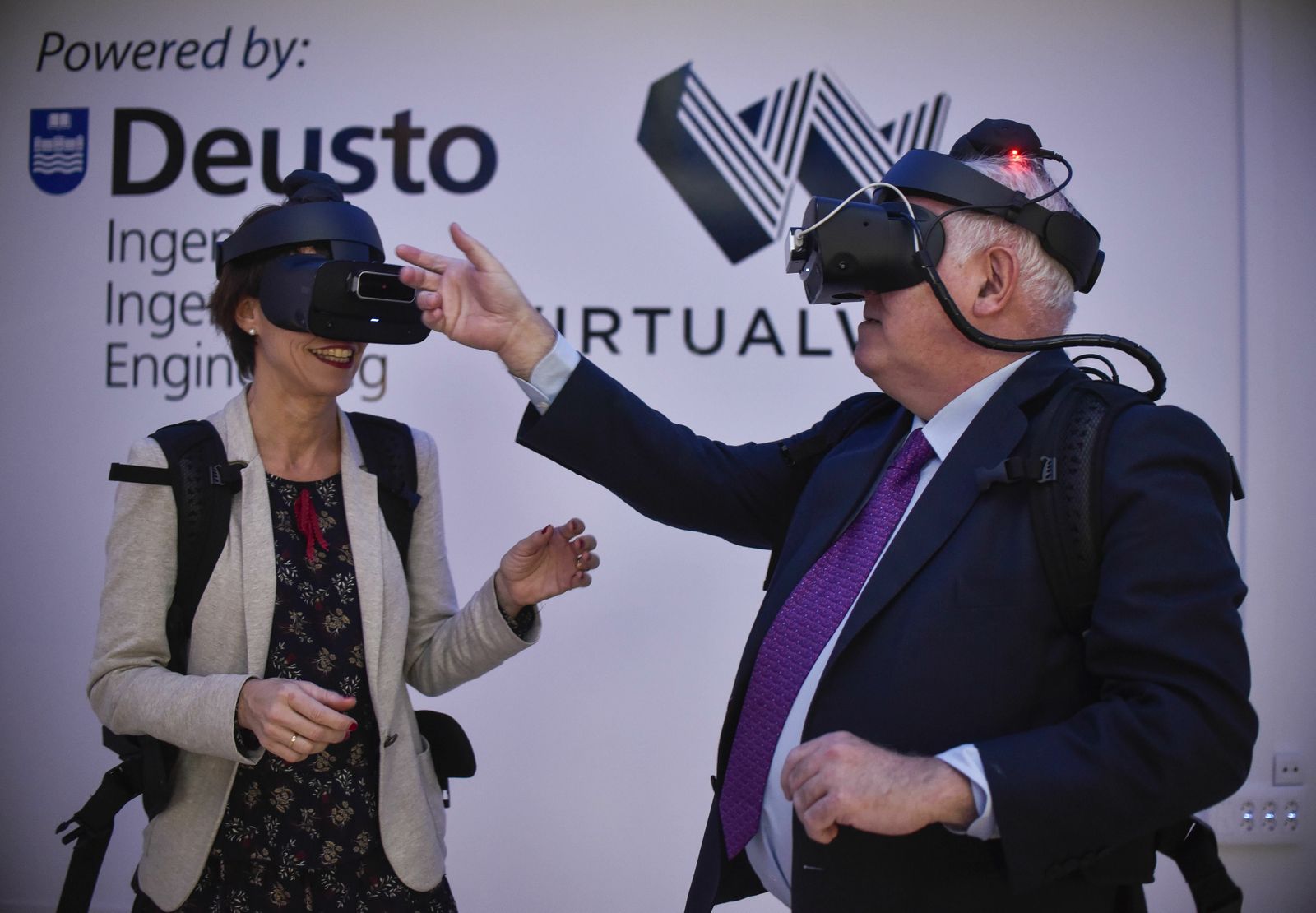 El rector José María Guibert y la viceconsejera Estíbaliz Hernáez prueban en laboratorio Virtualware, esta mañana en la inauguración de este espacio de realidad virtual