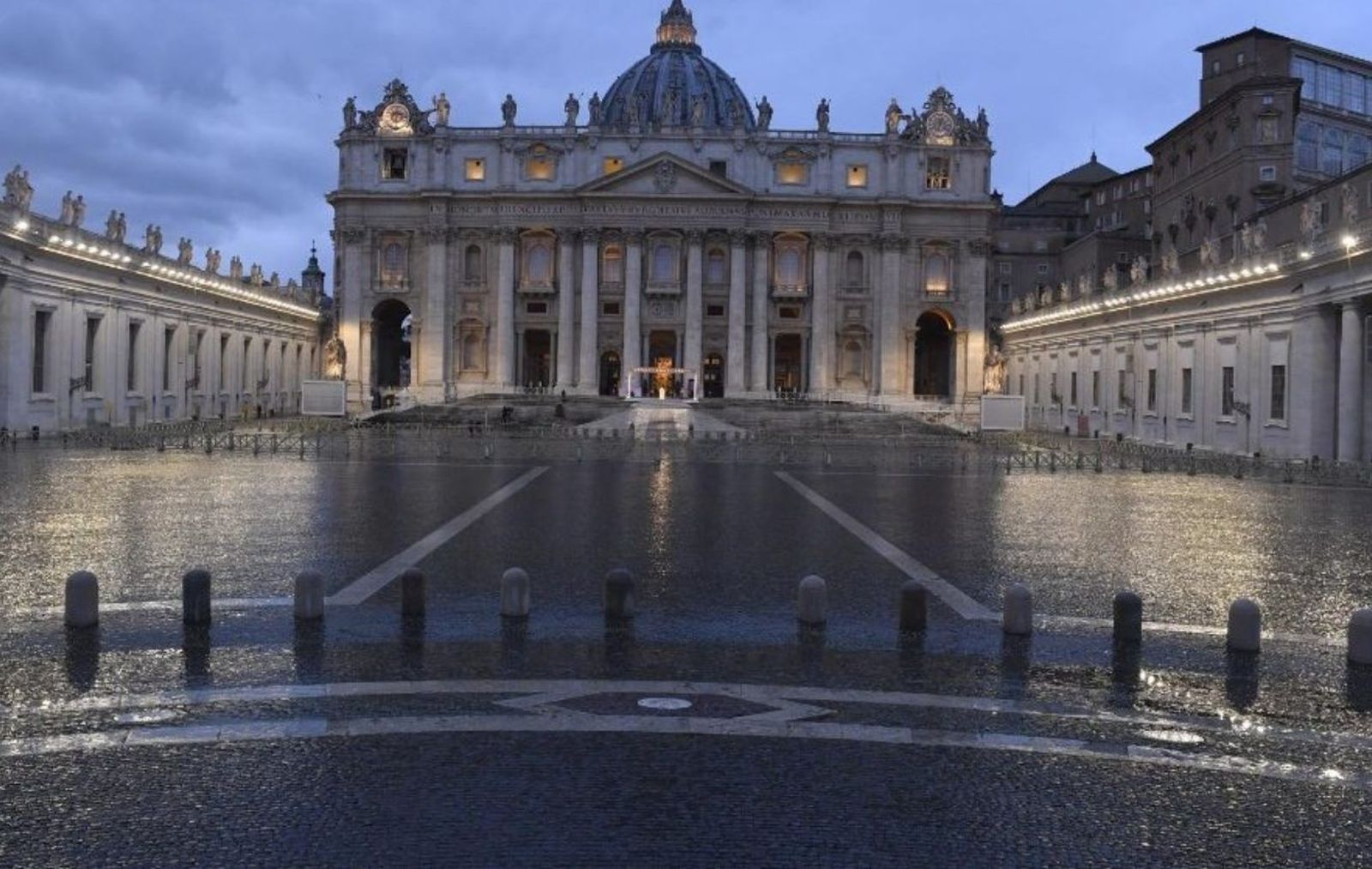 El Papa en la plaza vacía