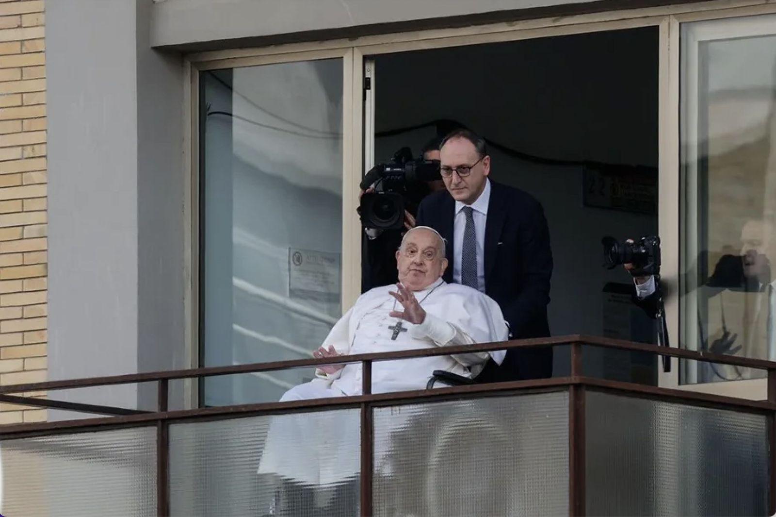 Francisco se asoma al balcón del Gemelli