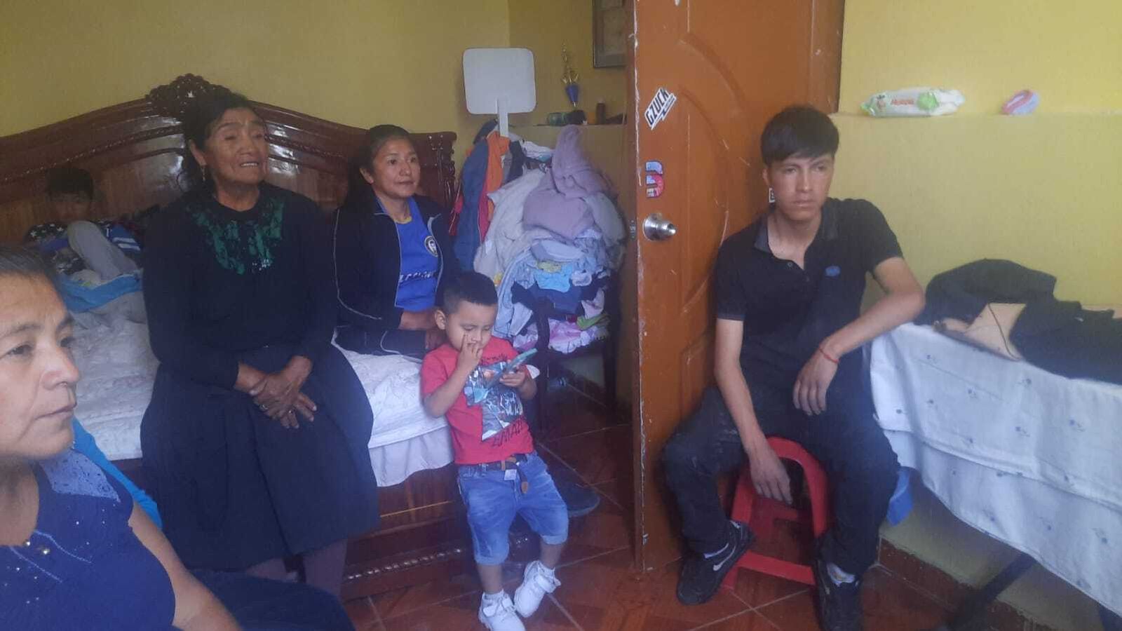 Familaires de víctima de Ayacucho siguen la misa por tv