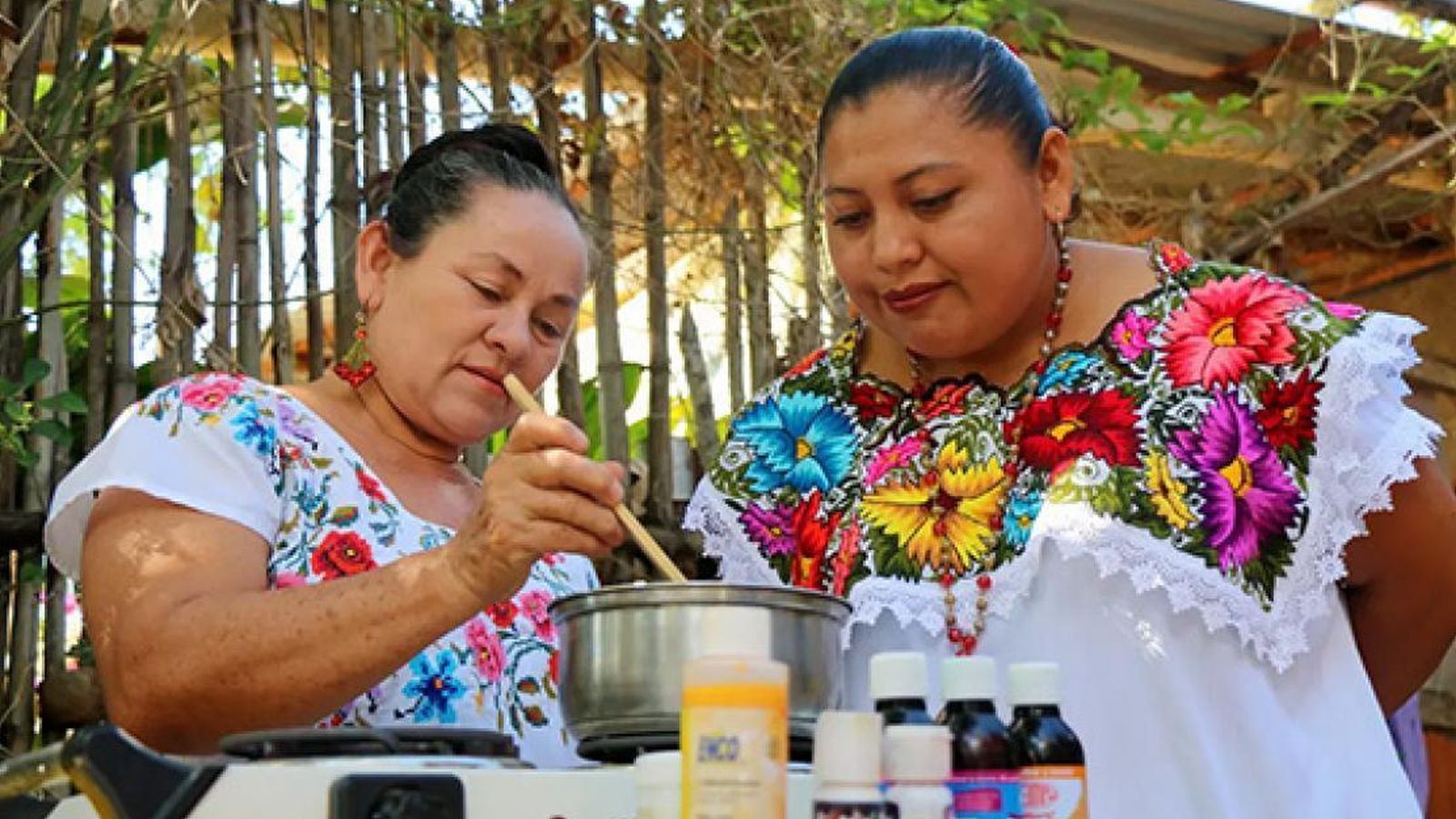 Apicultoras de Yucatán. Mexico