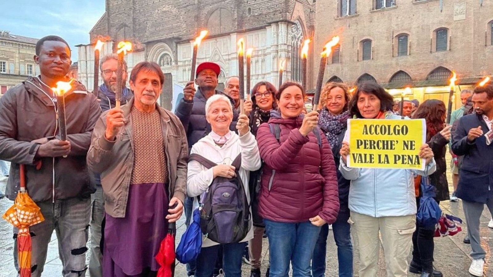 Manifestación en Bolonia: consagradas y consagrados acompañan a personas migrantes