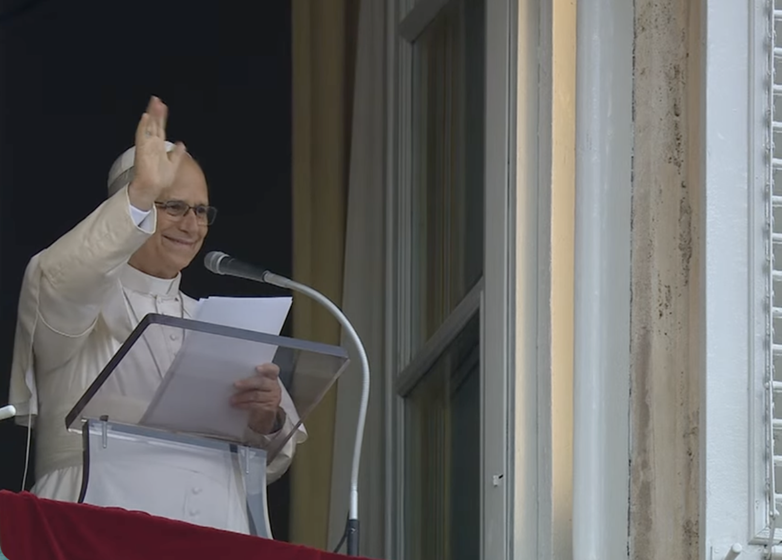 El Papa saluda sonriendo a los fieles