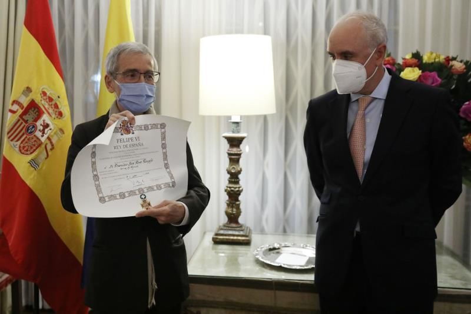 De Roux recibe el reconocimiento