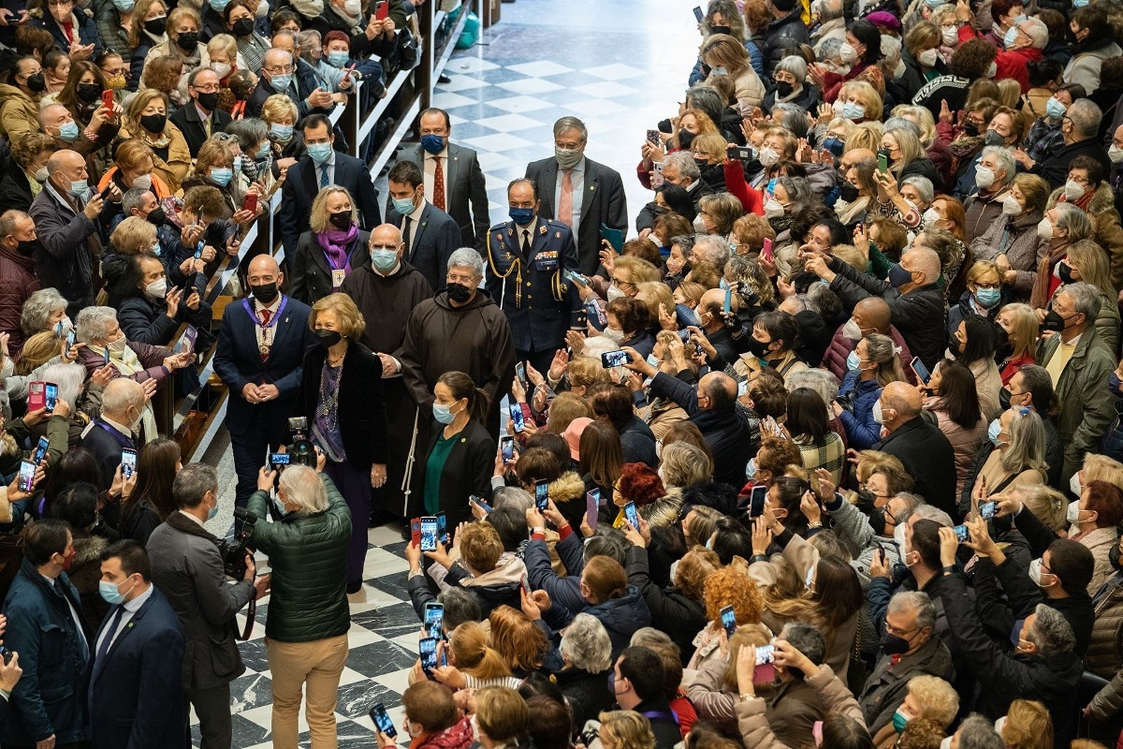 Baño de multitudes de la reina Sofía ante el Cristo de Medinaceli