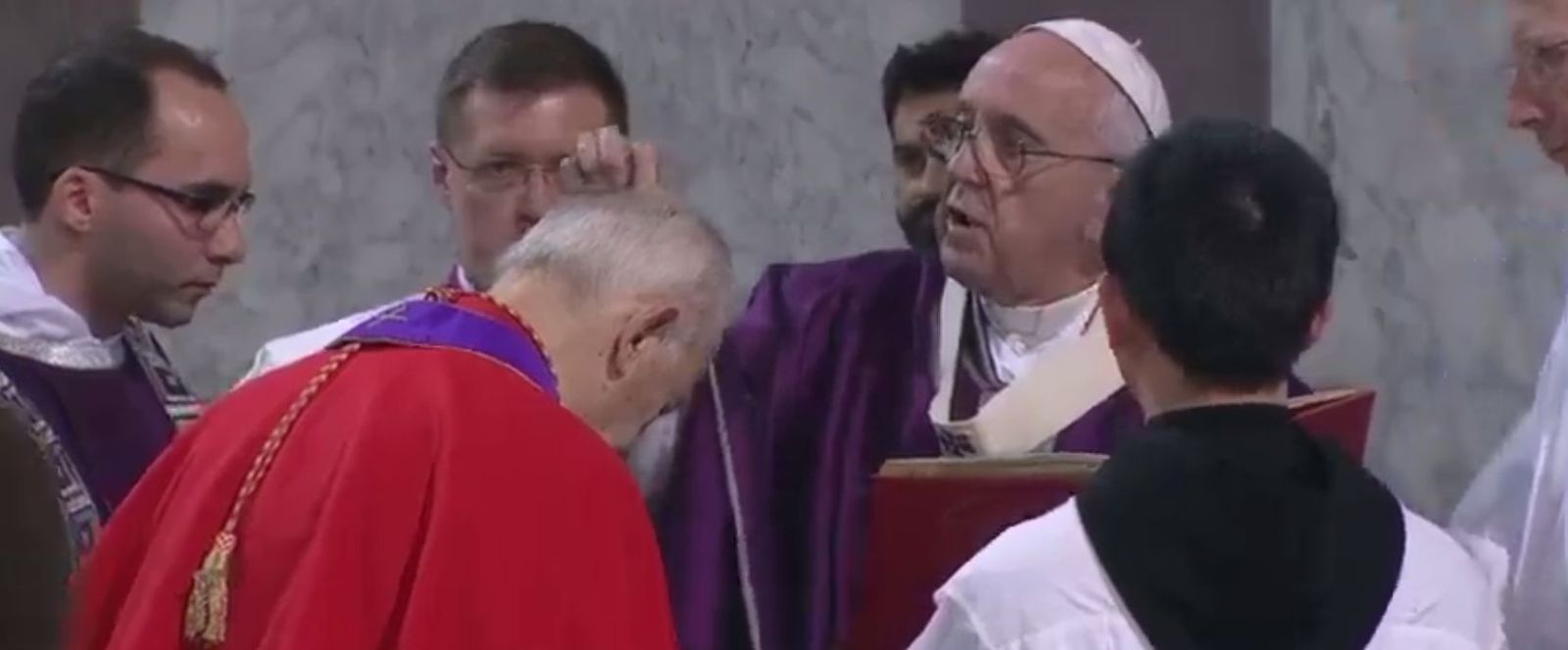 El Papa impone la ceniza a un cardenal