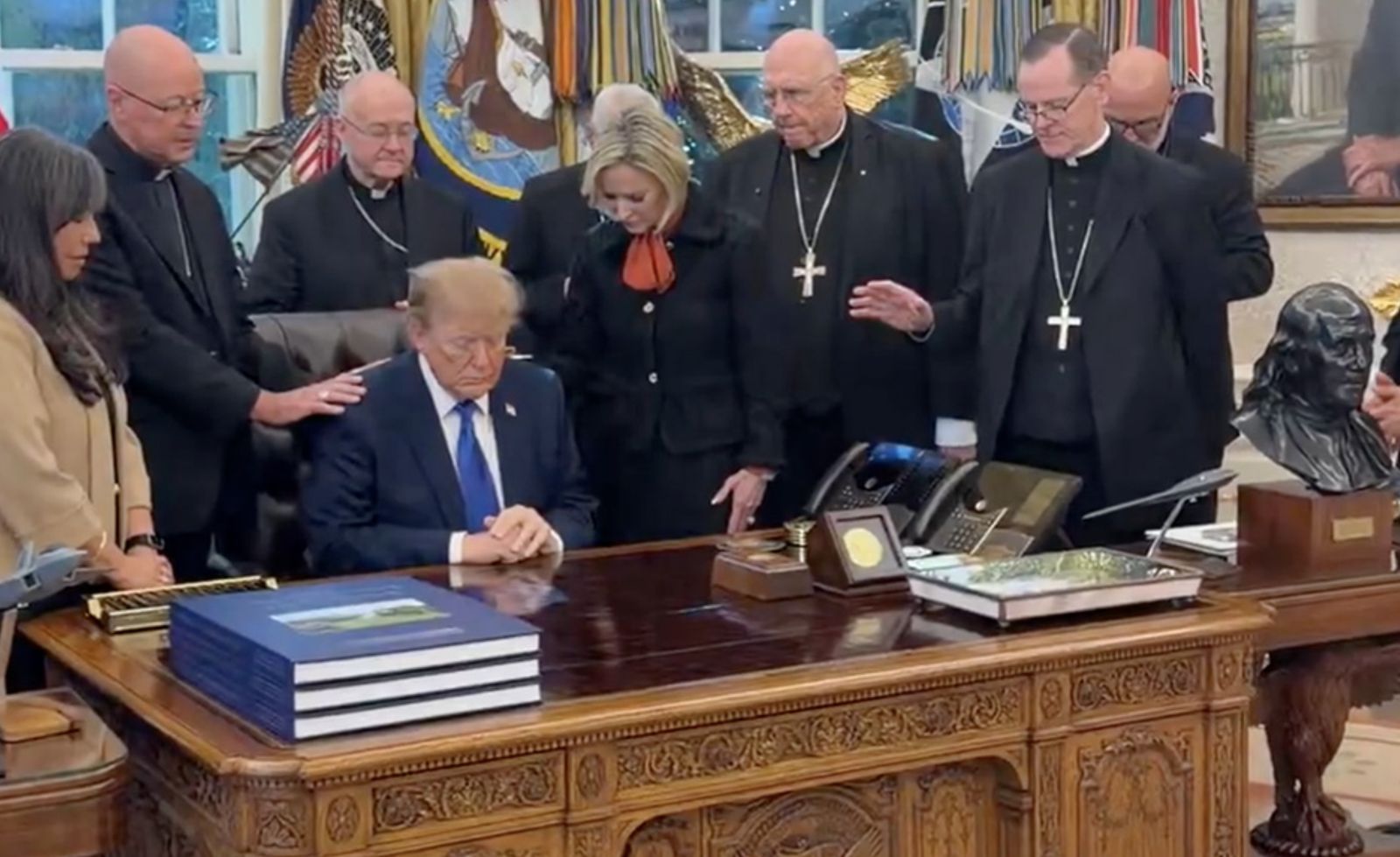 Algunos obispos USA con Trump en el Despacho oval
