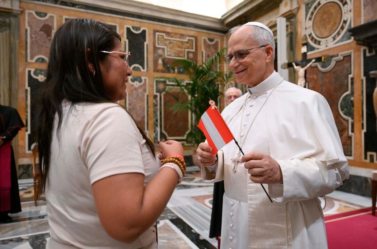 León XIV, con una bandera de Perú