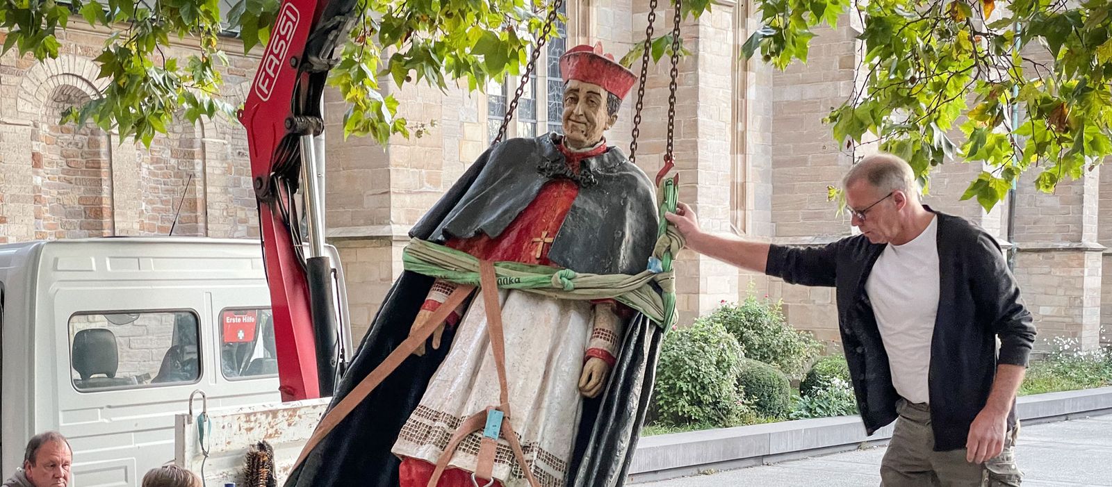 La estatua del cardenal Franz Hengsbach frente a la catedral de Essen fue retirada en 2023.