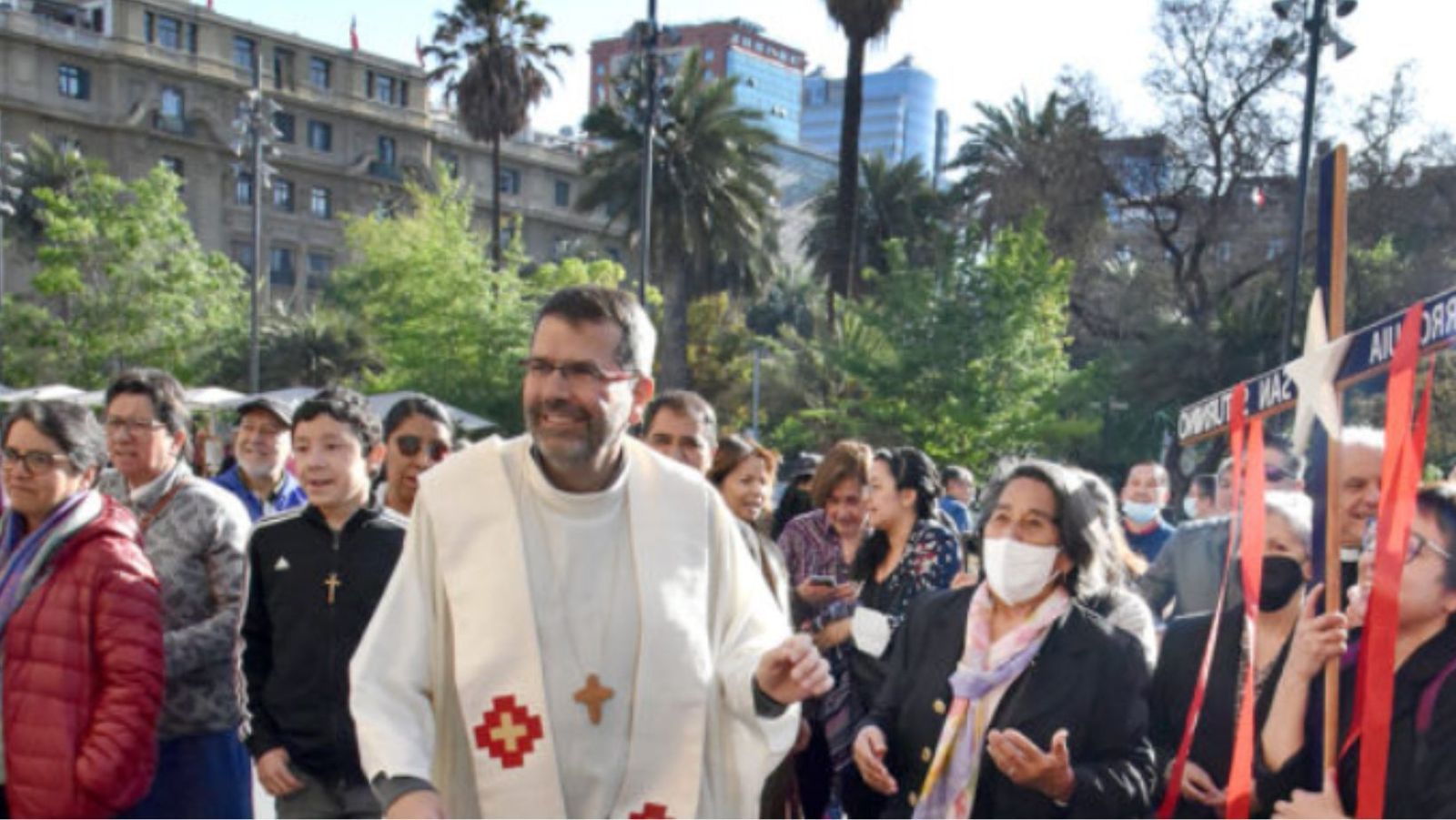 Obispo Álvaro Chordi camina con su parroquia hacia la Catedral donde fue consagrado