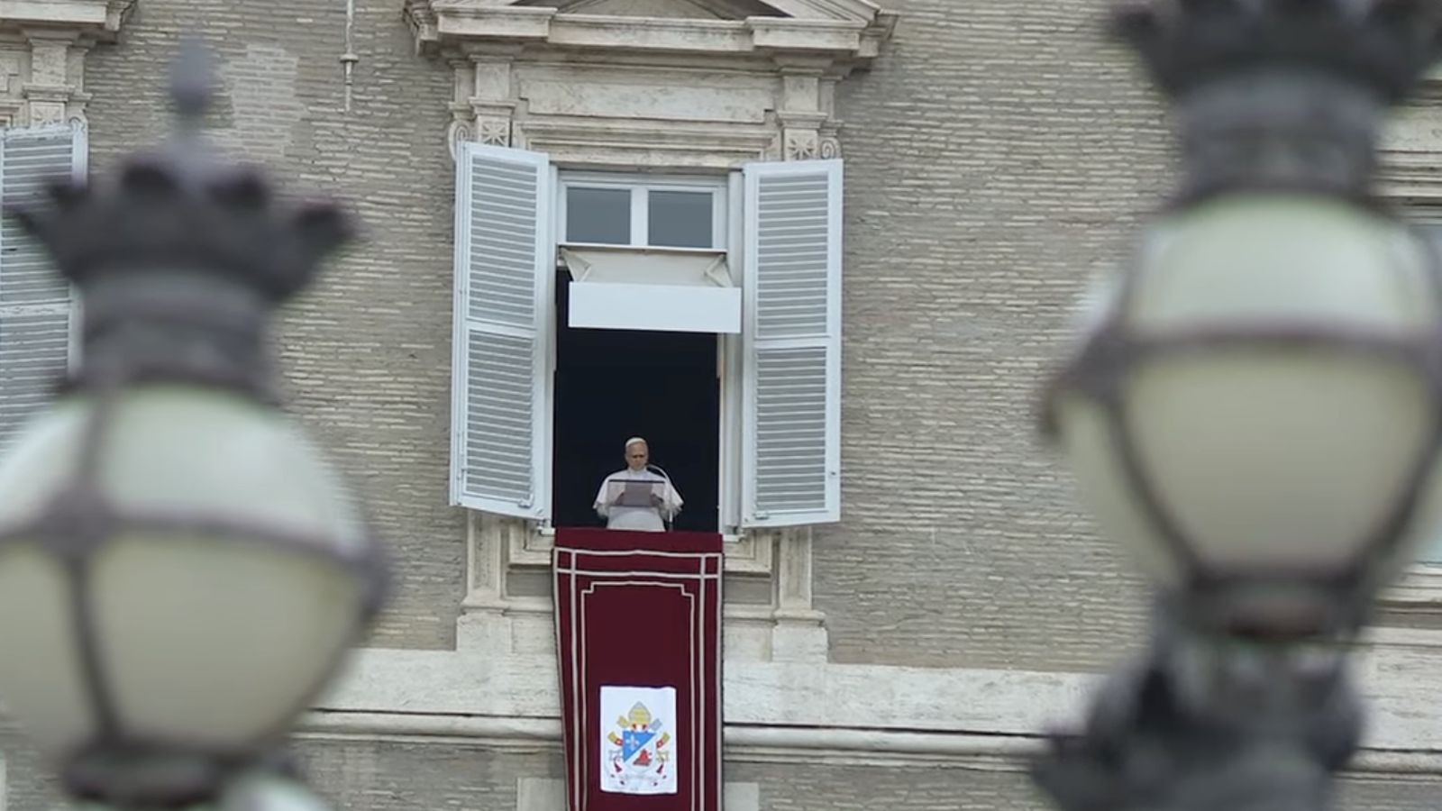 El Papa reza el ángelus desde el balcón del Palacio Apostólico