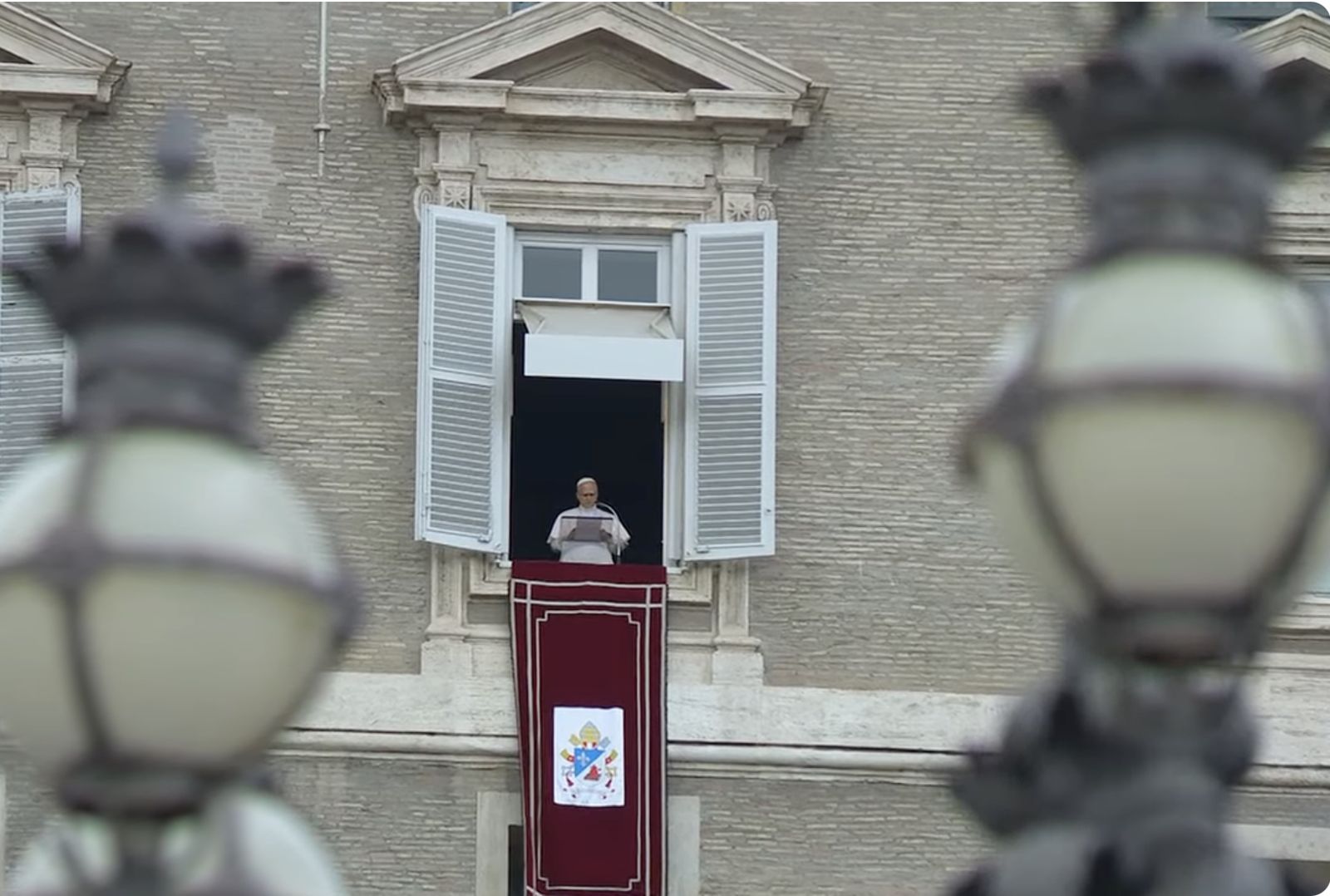El Papa, este domingo, rezando el ángelus desde el balcón del Palacio Apostólico