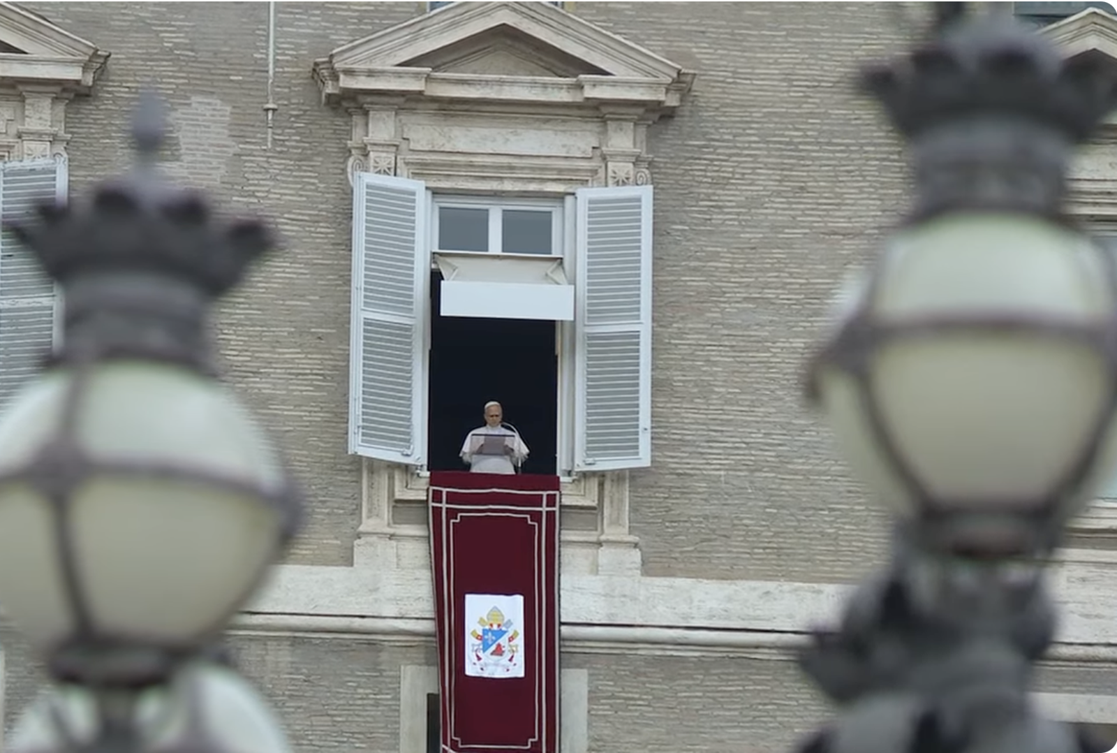 El Papa, este domingo, rezando el ángelus desde el balcón del Palacio Apostólico