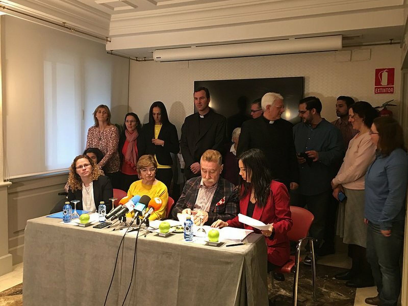 La mujer de Rosendo, su sobrina y el abogado