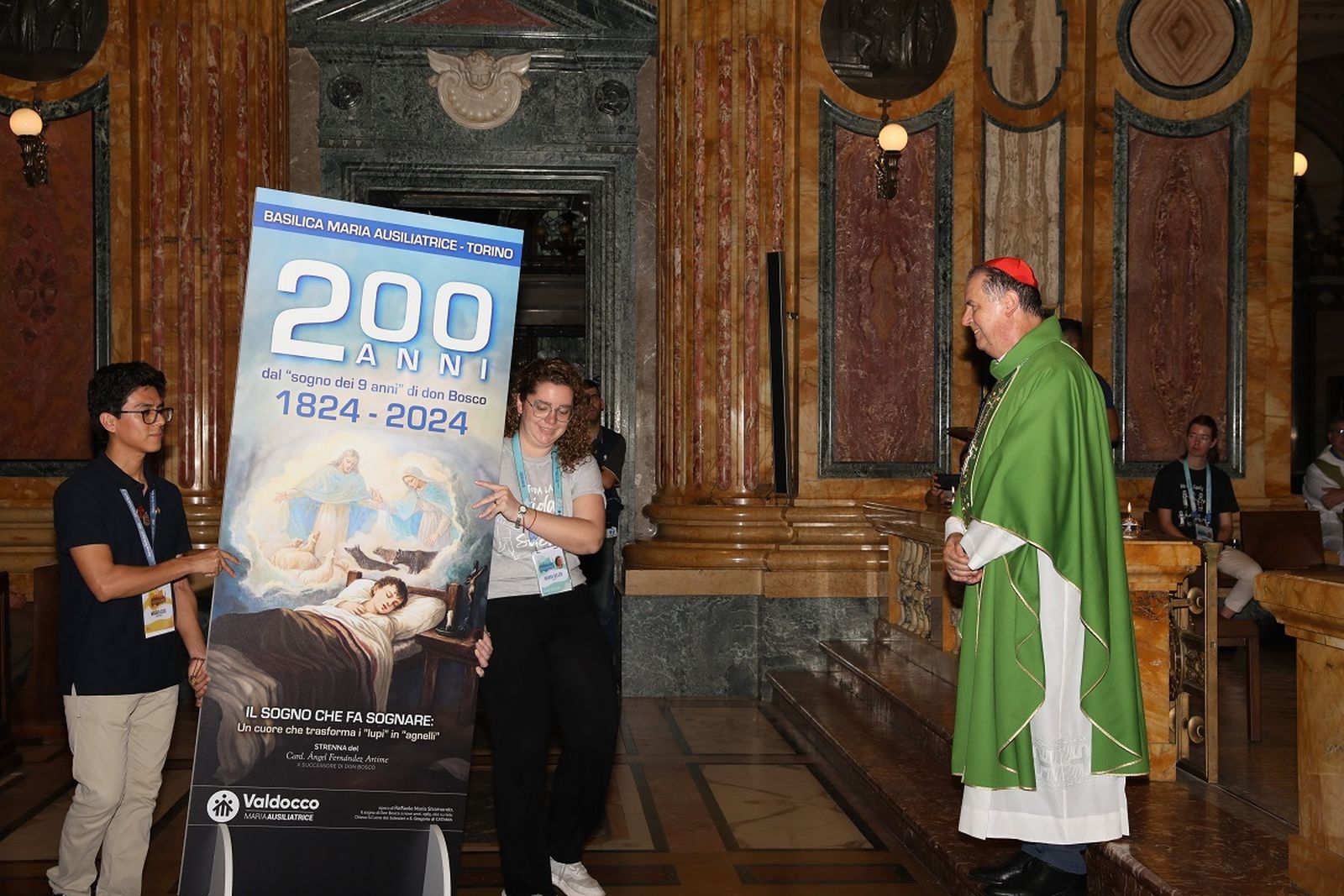 Fernández Artime, y los jóvenes salesianos