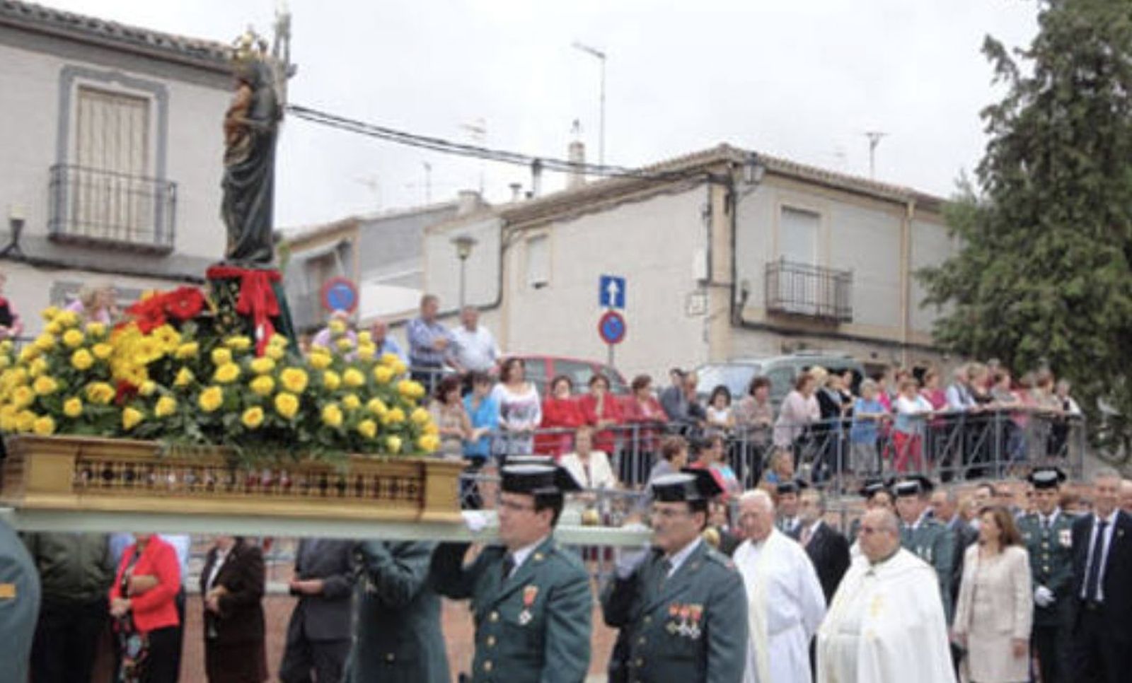 La Guardia Civil llevan en andas a la Virgen del Pilar