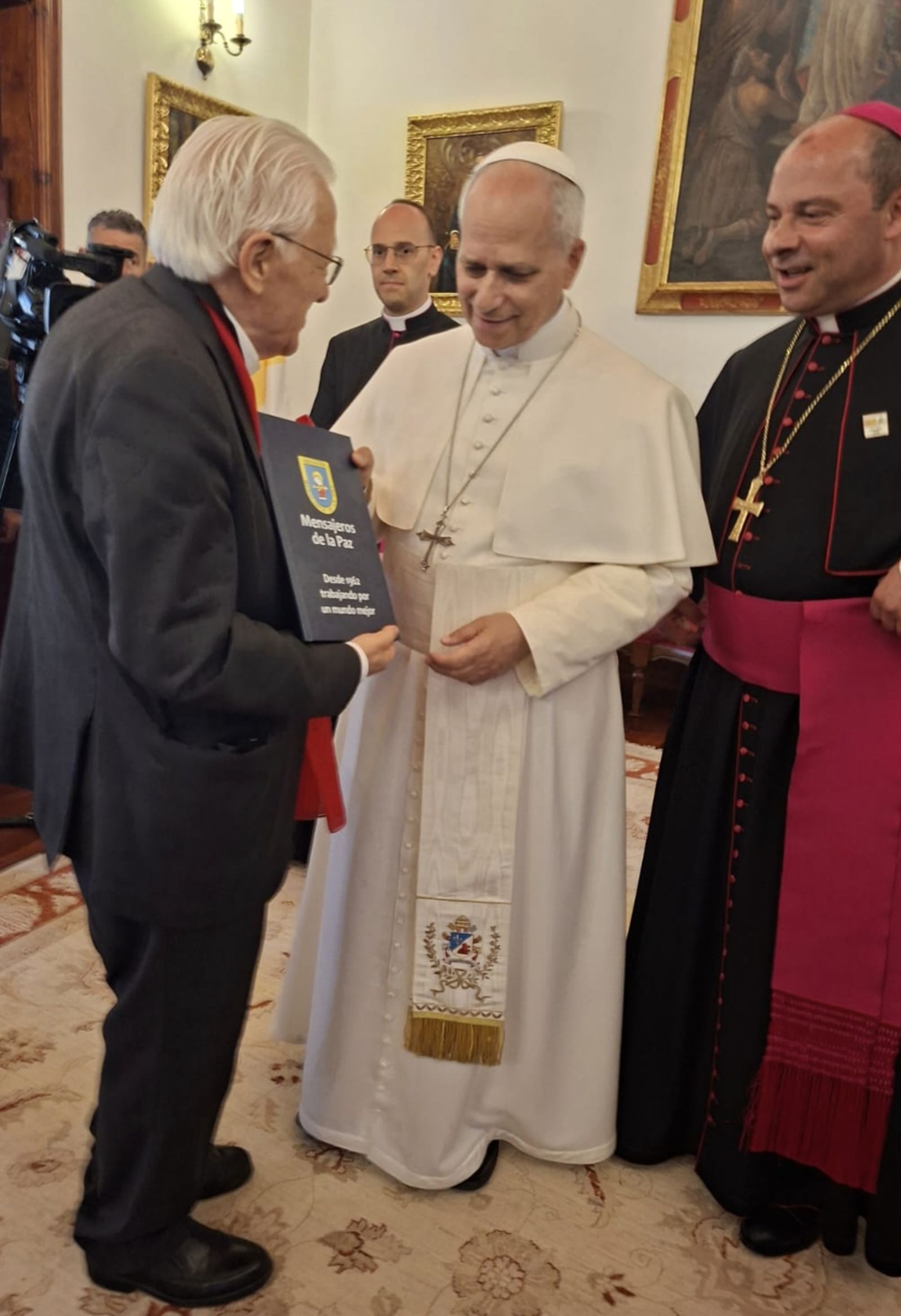 El Padre Ángel saluda al Papa