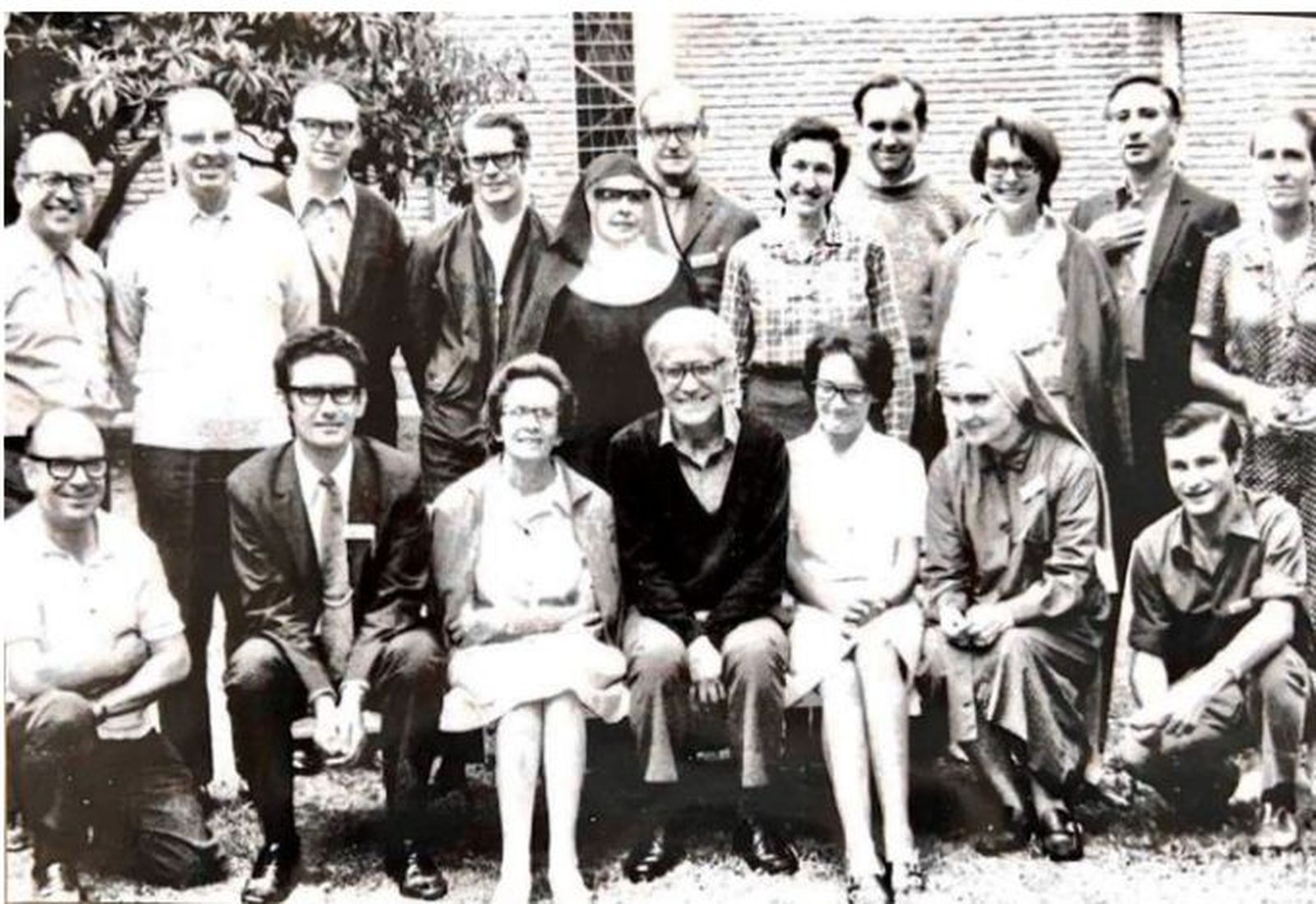 La foto antigua de la Clar, con Bergoglio al fondo