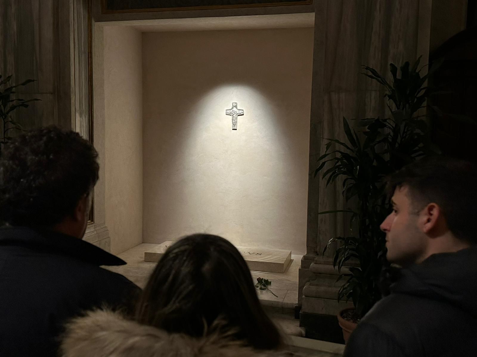 La familia Gaztelueta, junto a la tumba de Francisco