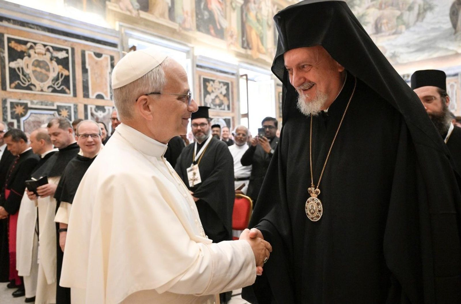 León XIV estrecha la mano del metropolitano Emmanuel de Calcedonia