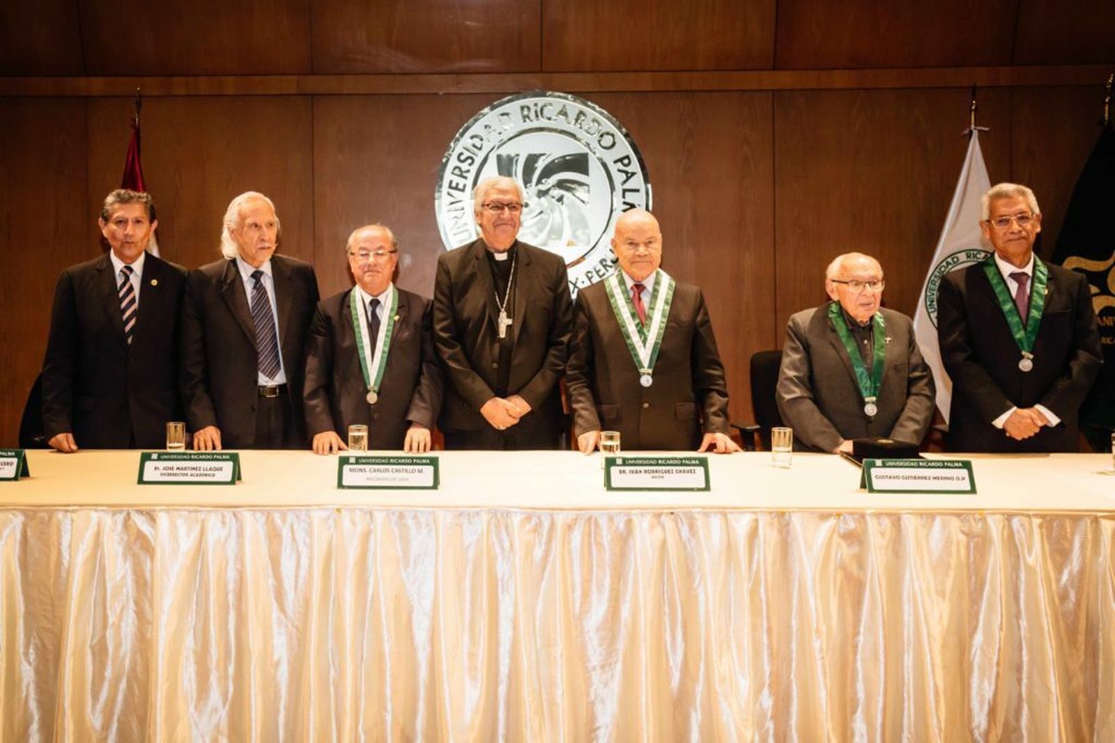 Gustavo Gutiérrez, doctor honoris causa, junto a Carlos Castillo