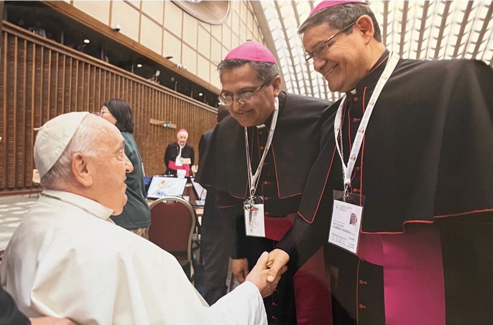 Neocardenal Cabrera saluda al Papa
