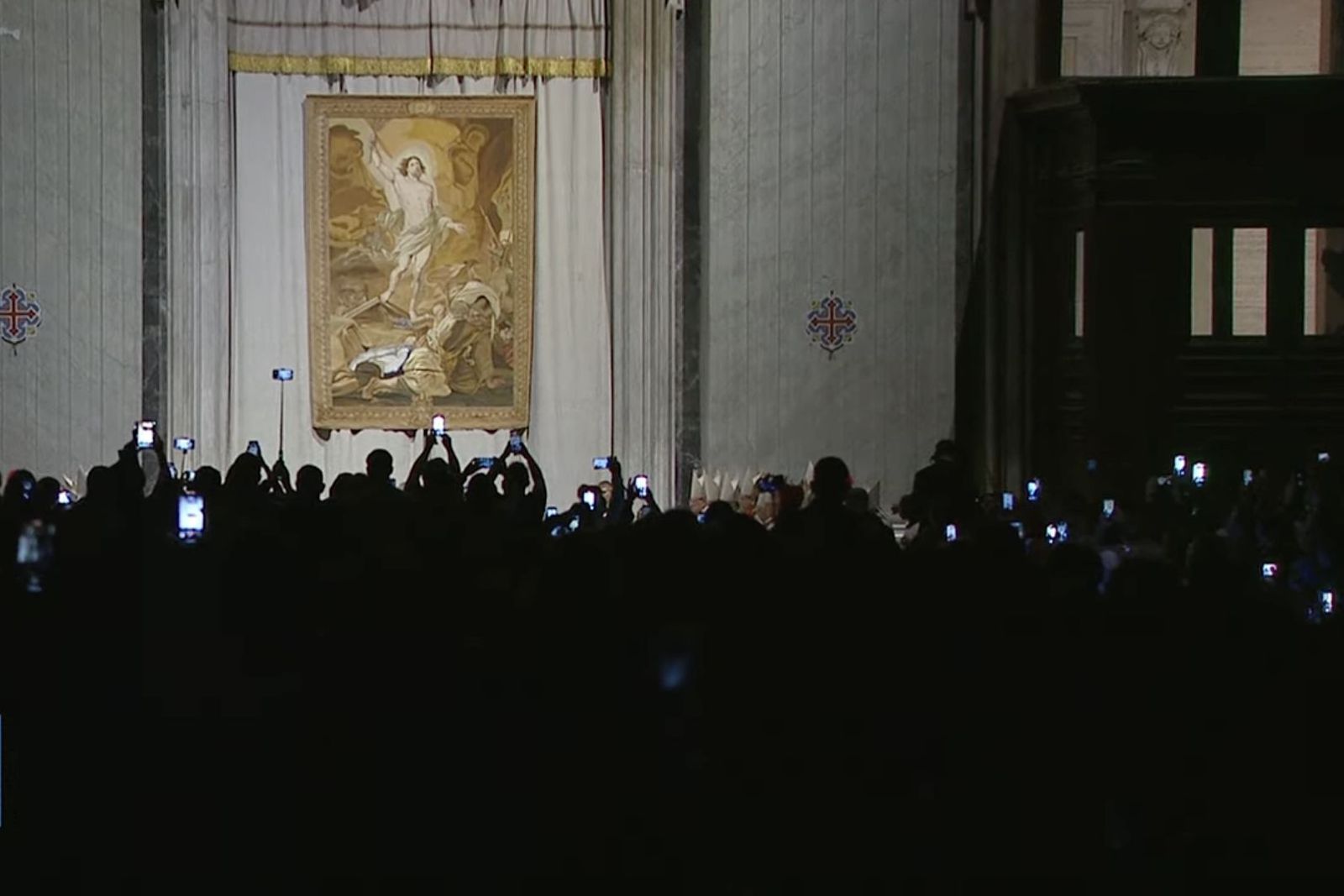 Tapiz de Cristo Resucitado en una basílica de san Pedro a oscuras