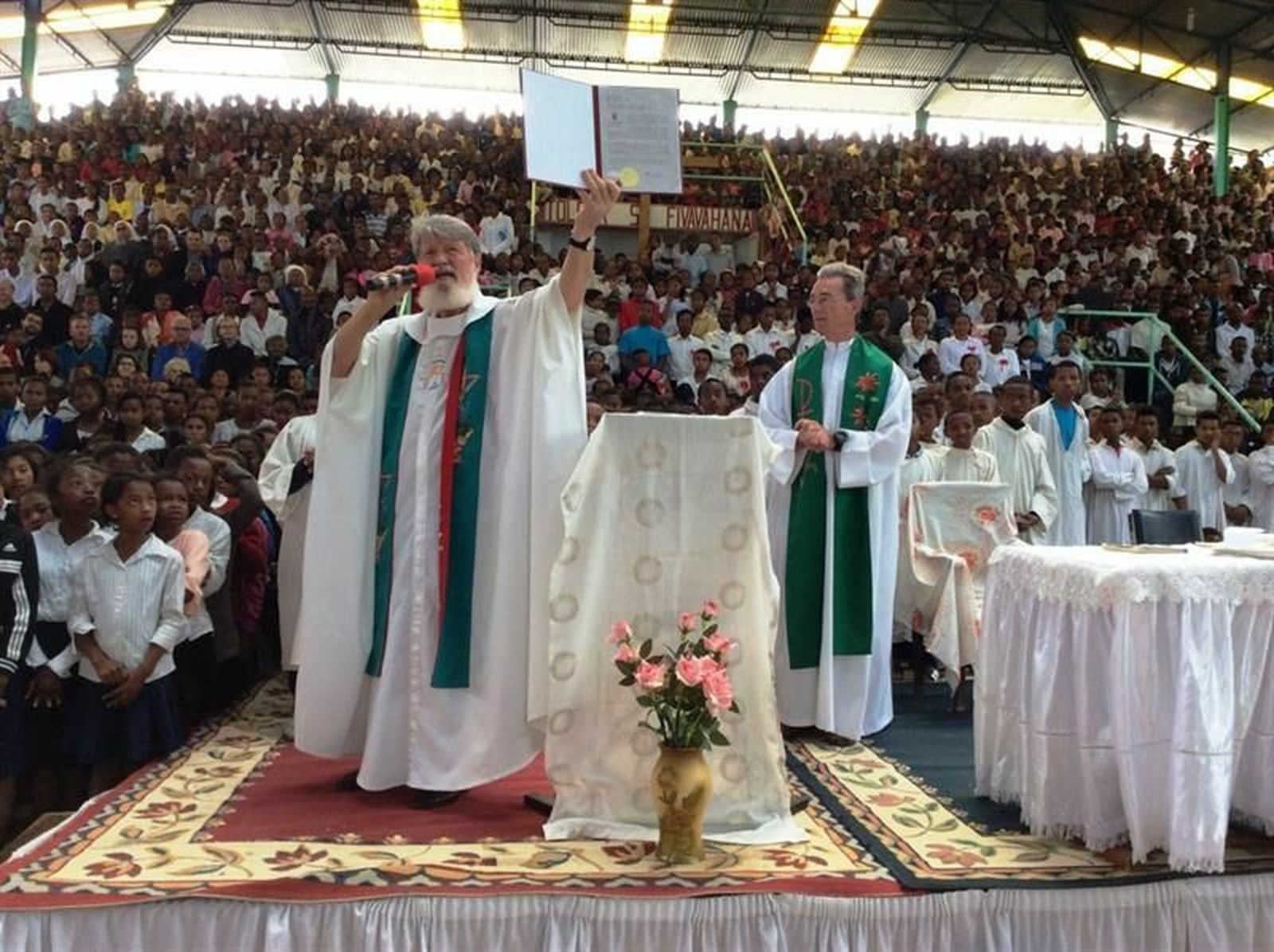 El padre Opeka, en una misa multitudinaria