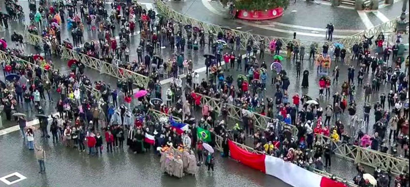 Fieles acompañan al Papa en un lluvioso Angelus