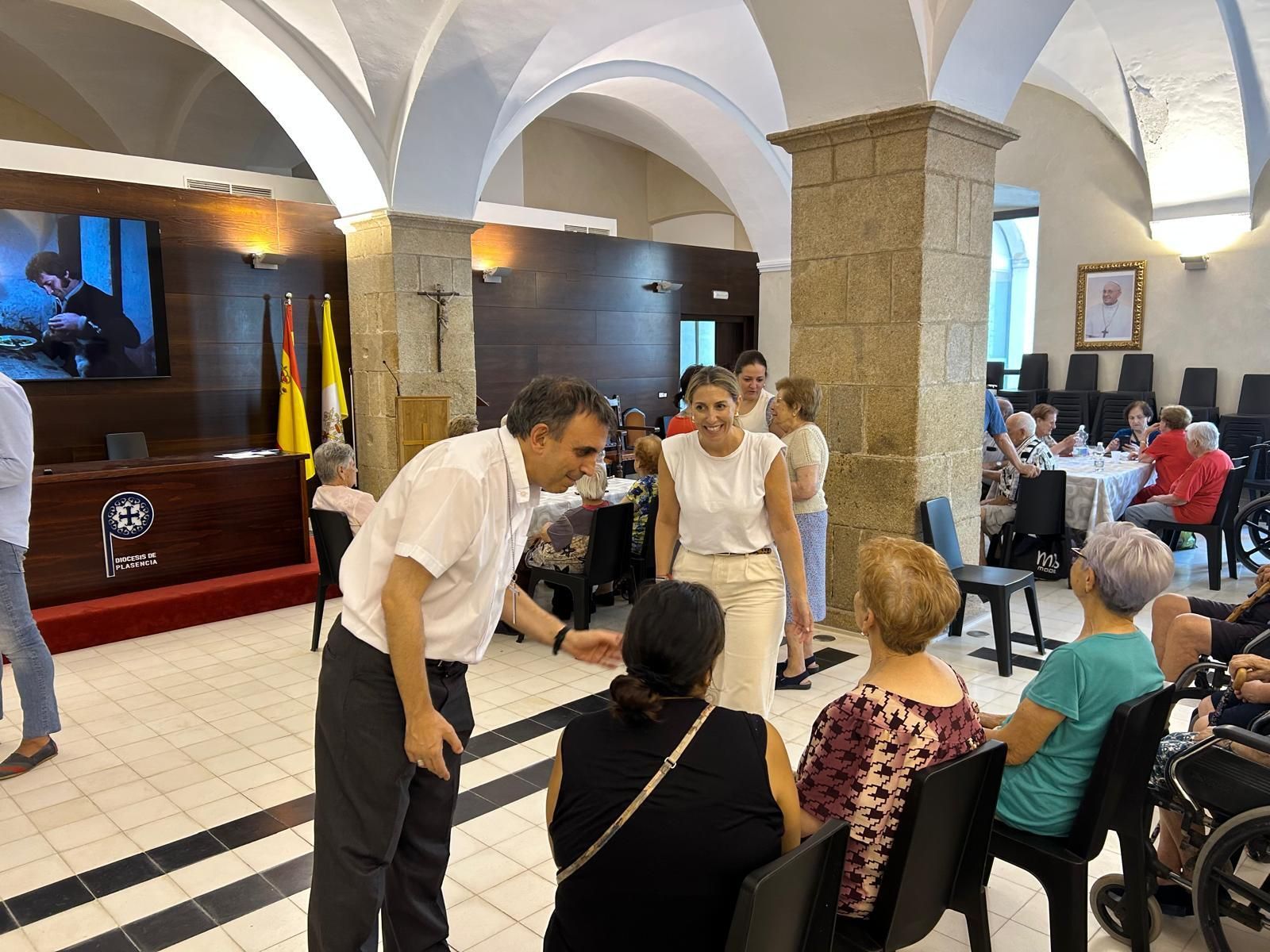 El obispo de Plasencia, con las familias acogidas en el Seminario
