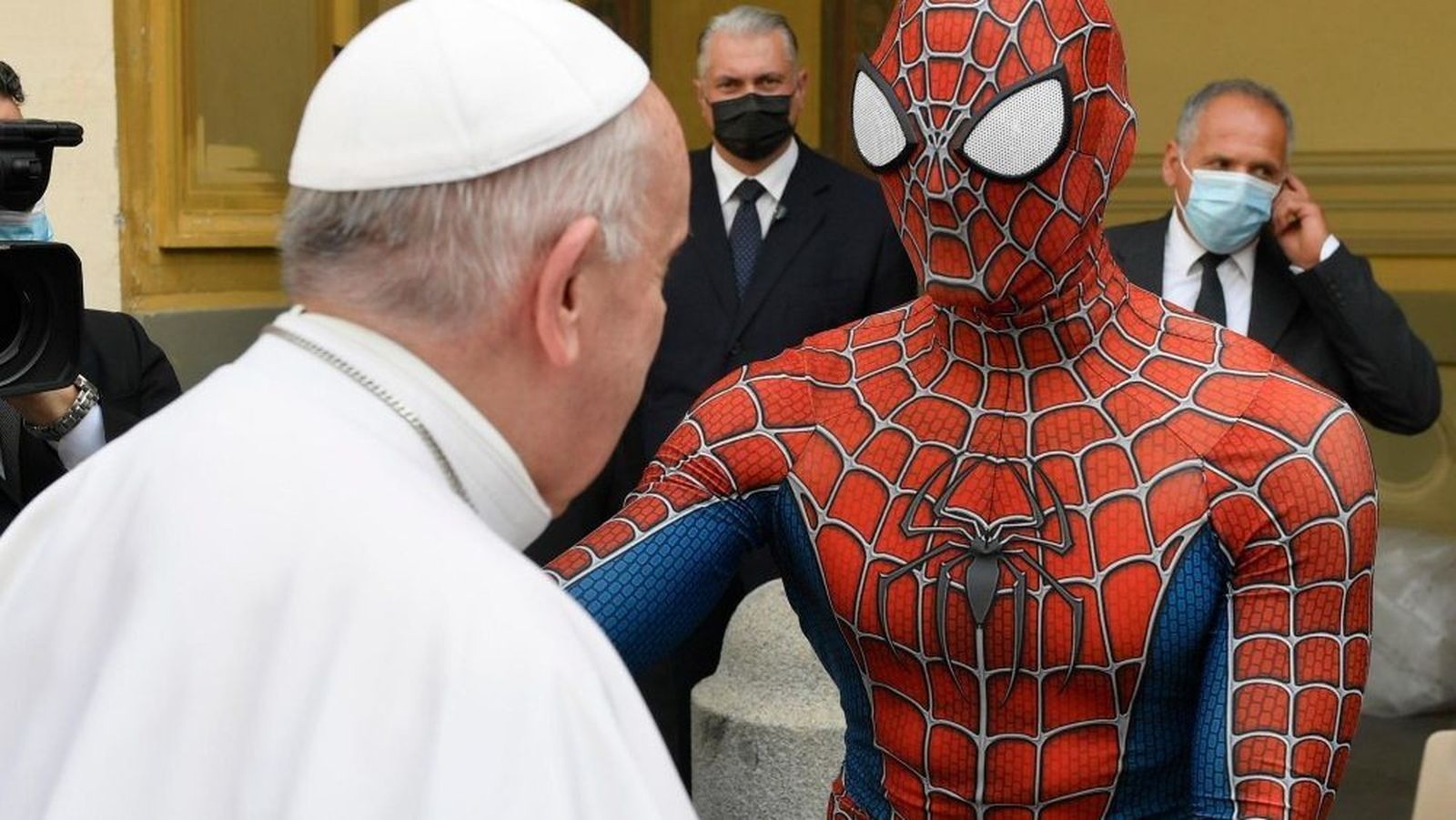 El Papa, con Spiderman: del cómic a los niños enfermos