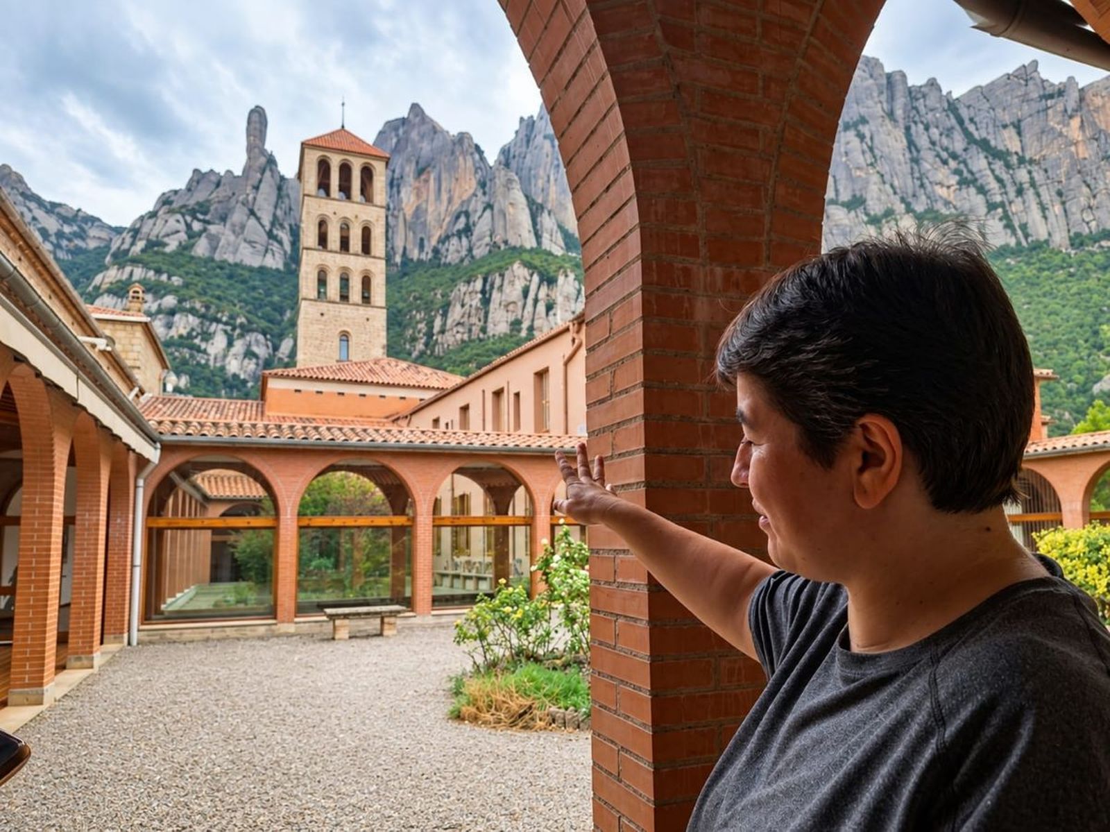 El Monasterio de Sant Benet, con una de sus religiosas.