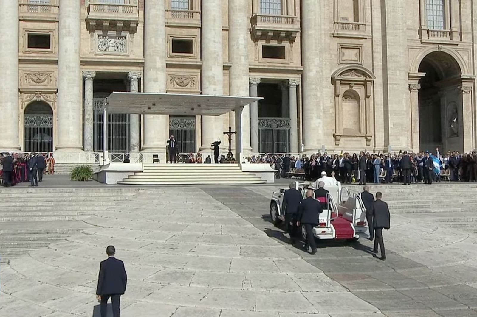 El papamóvil traslada a Francisco al altar en la plaza de San Pedro