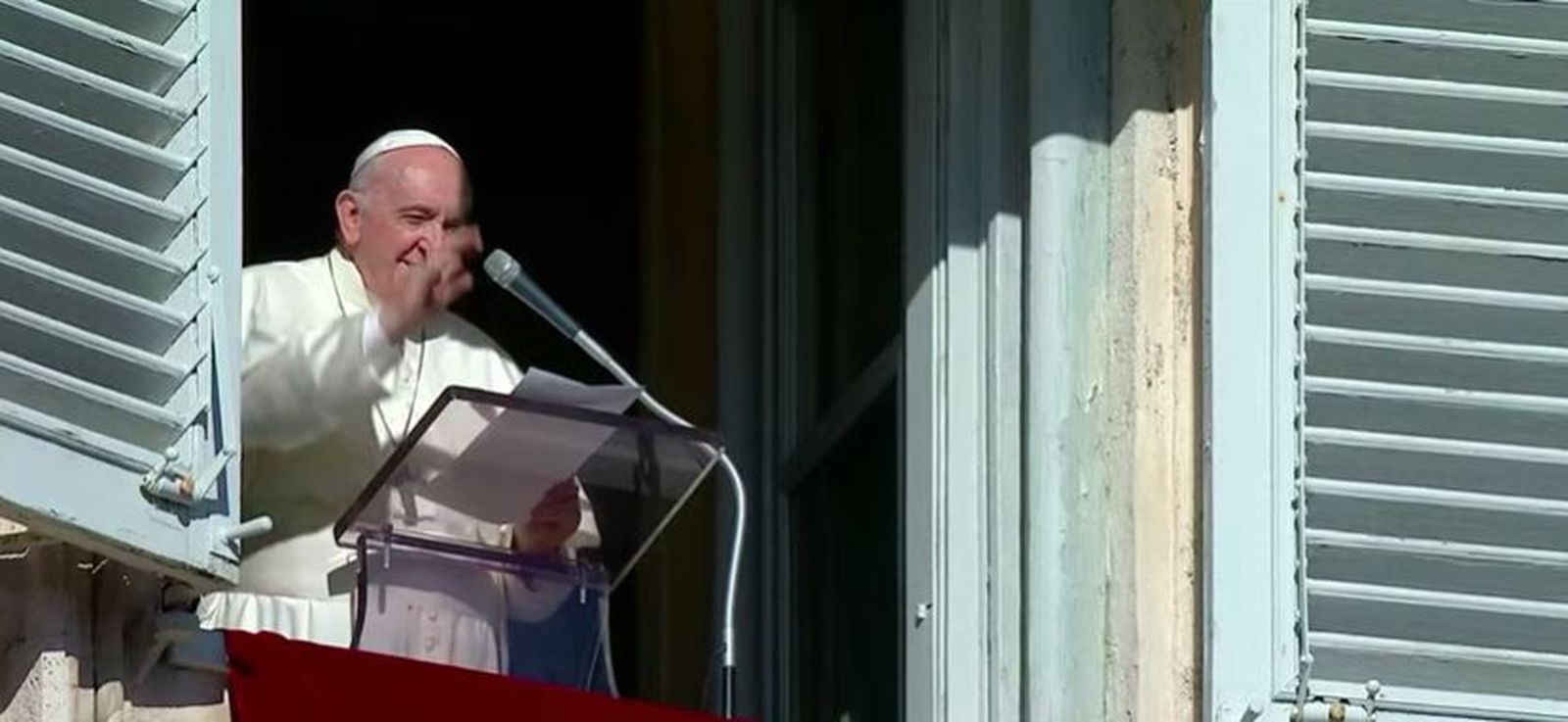 Francisco saluda a los fieles al término del Angelus