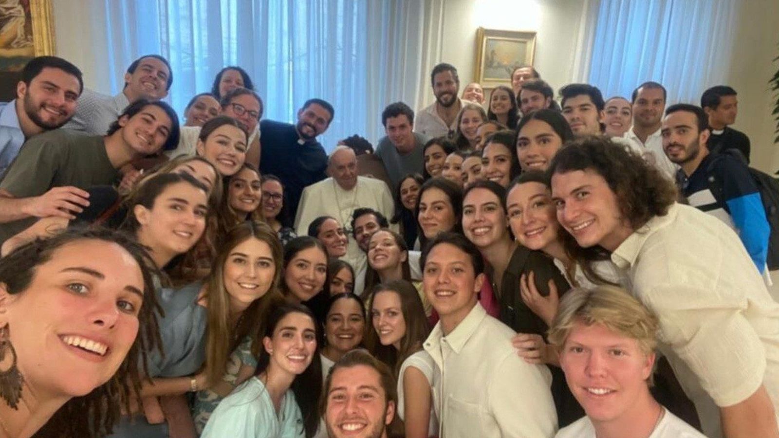 Los jóvenes del Regnum Christi se tomaron una foto con Francisco