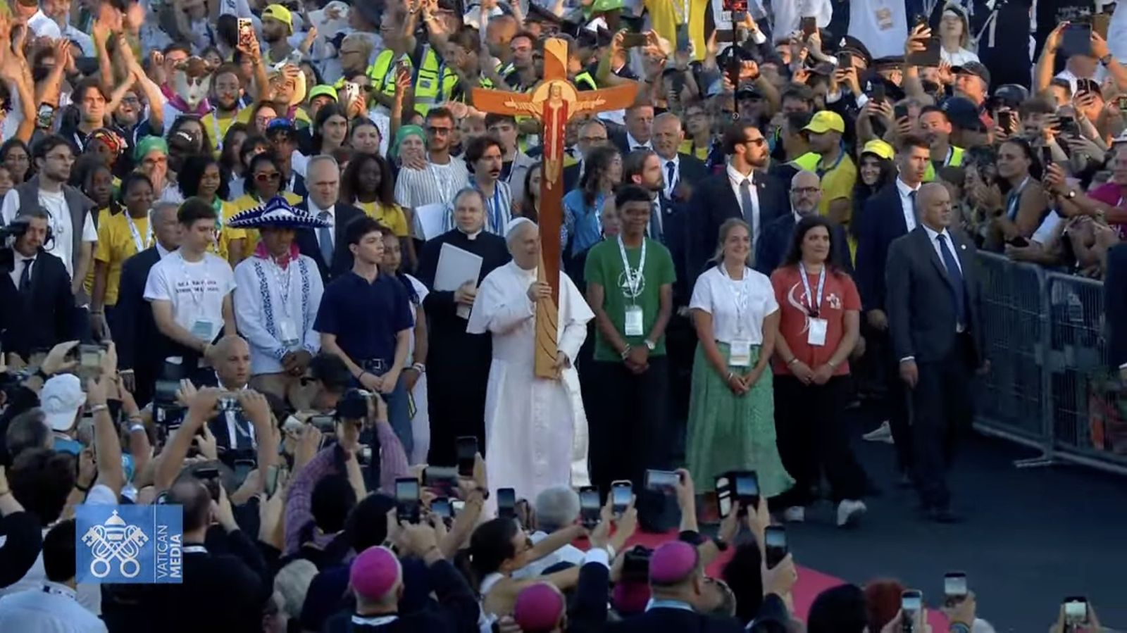 El Papa porta la Cruz del Jubileo acompañado por los jóvenes