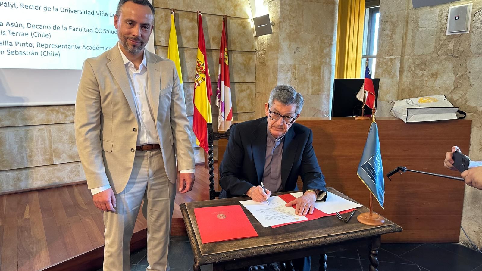 El rector, durante la firma