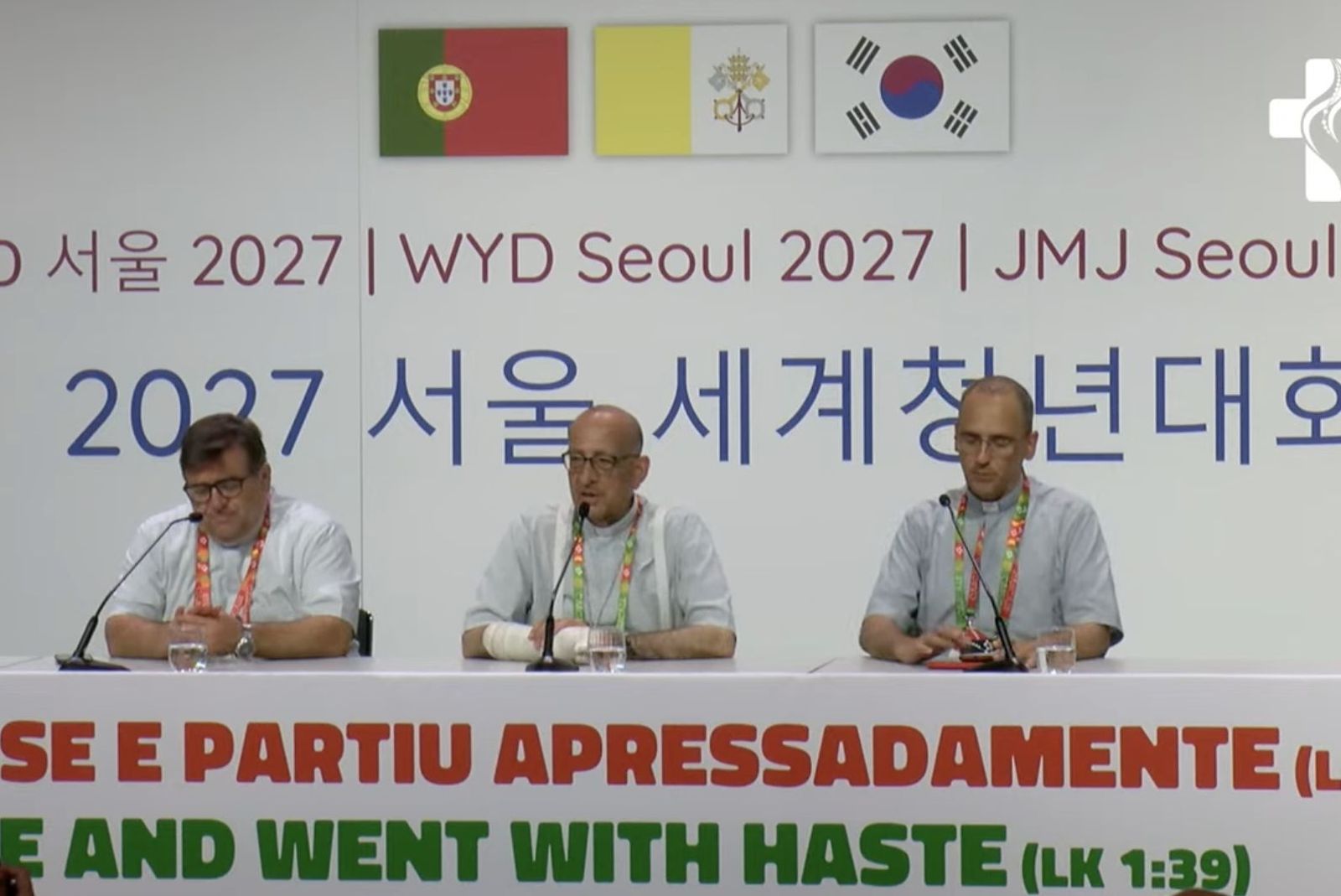 Raul Tinajero, el cardenal Omella y el jefe de prensa de la CEE, Josetxo Vera