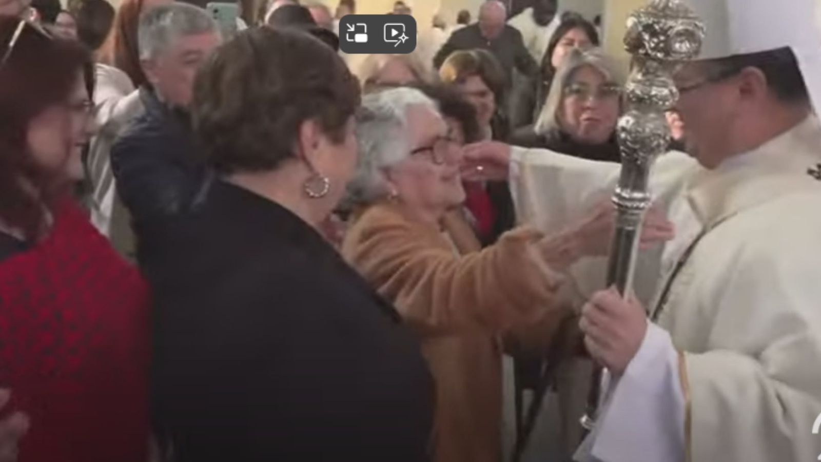 Mons Pérez de Arce saluda a su madre y famalia