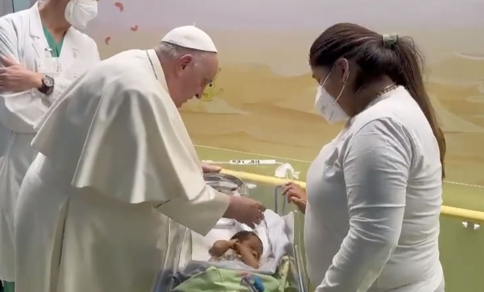 El papa bautiza a Miguel Ángel