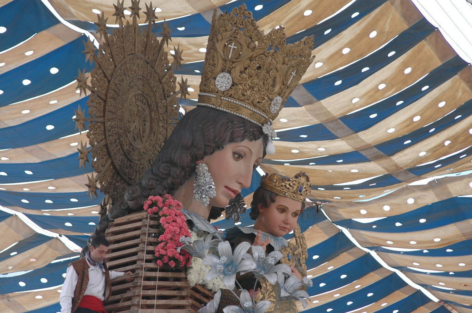 Detalle del busto floral de la Virgen de los DEsamparados.