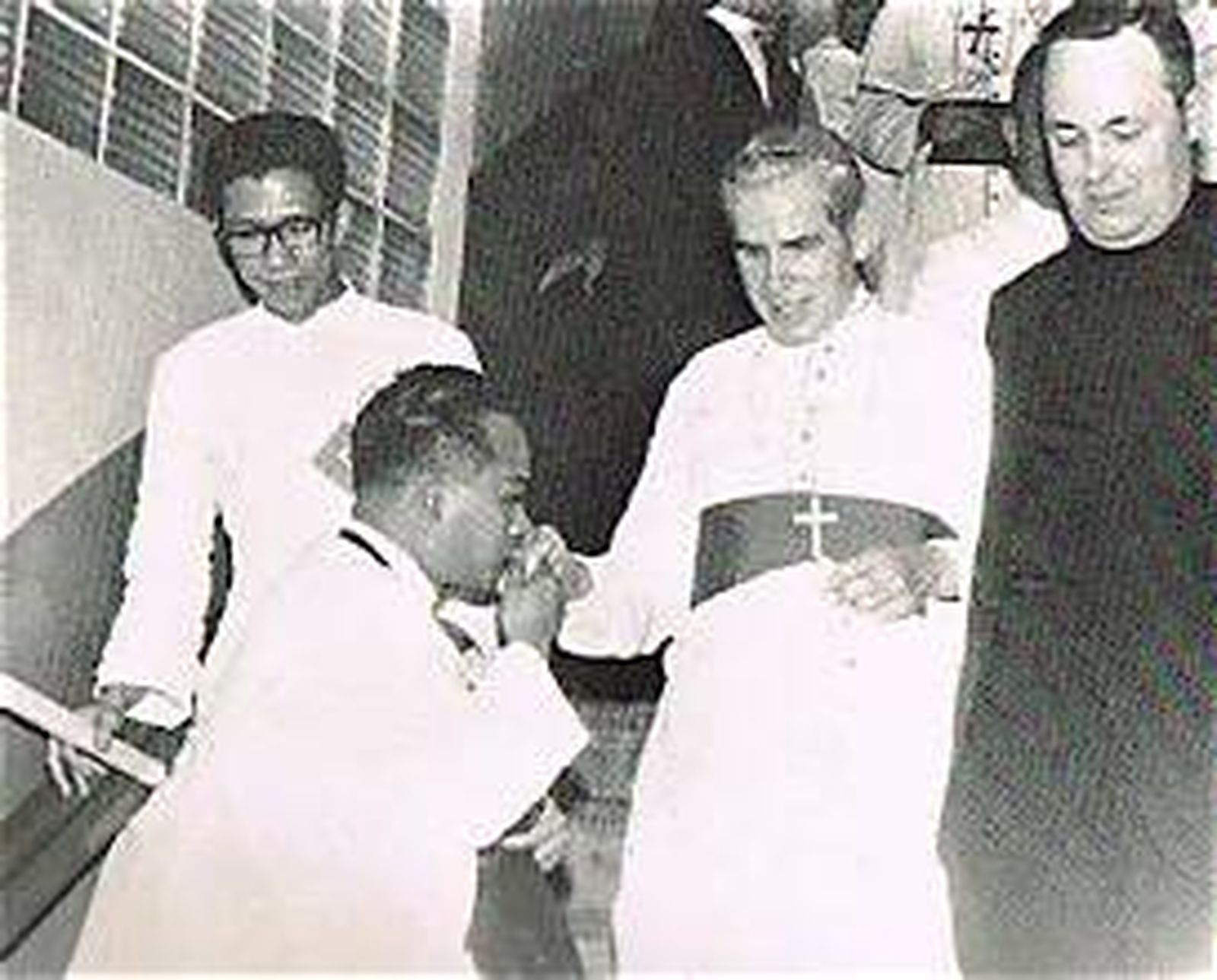 Mons. Fulton J. Sheen durante su visita en Filipinas