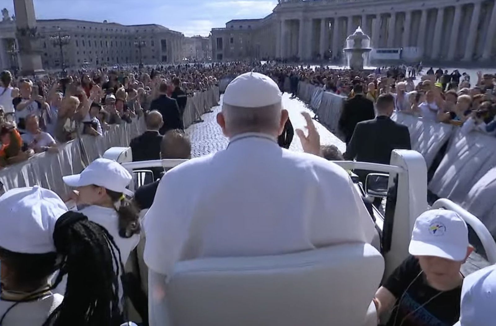 El Papa, con varios niños en el papamóvil durante su recorrido por la plaza de San Pedro